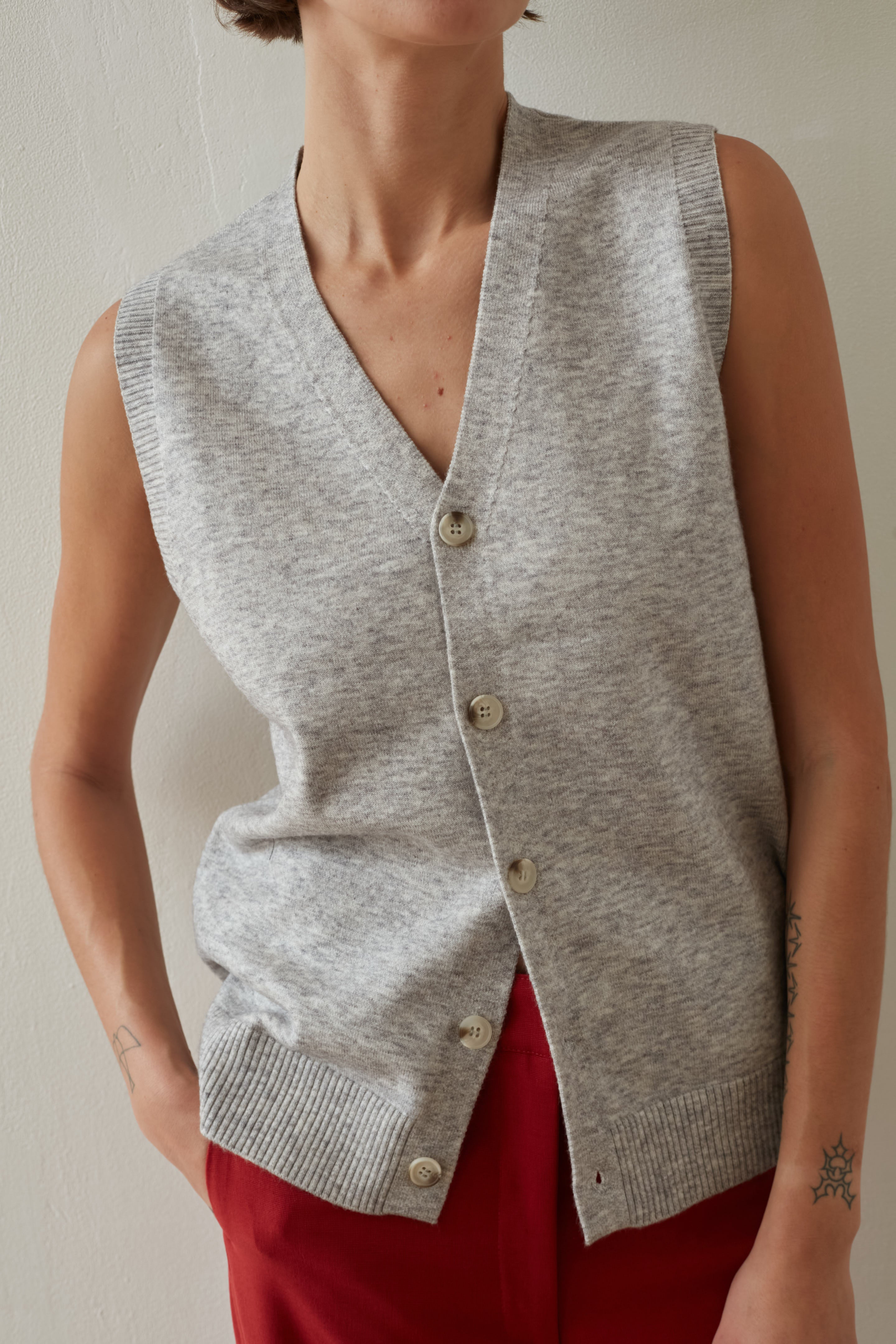 Knitted vest gray