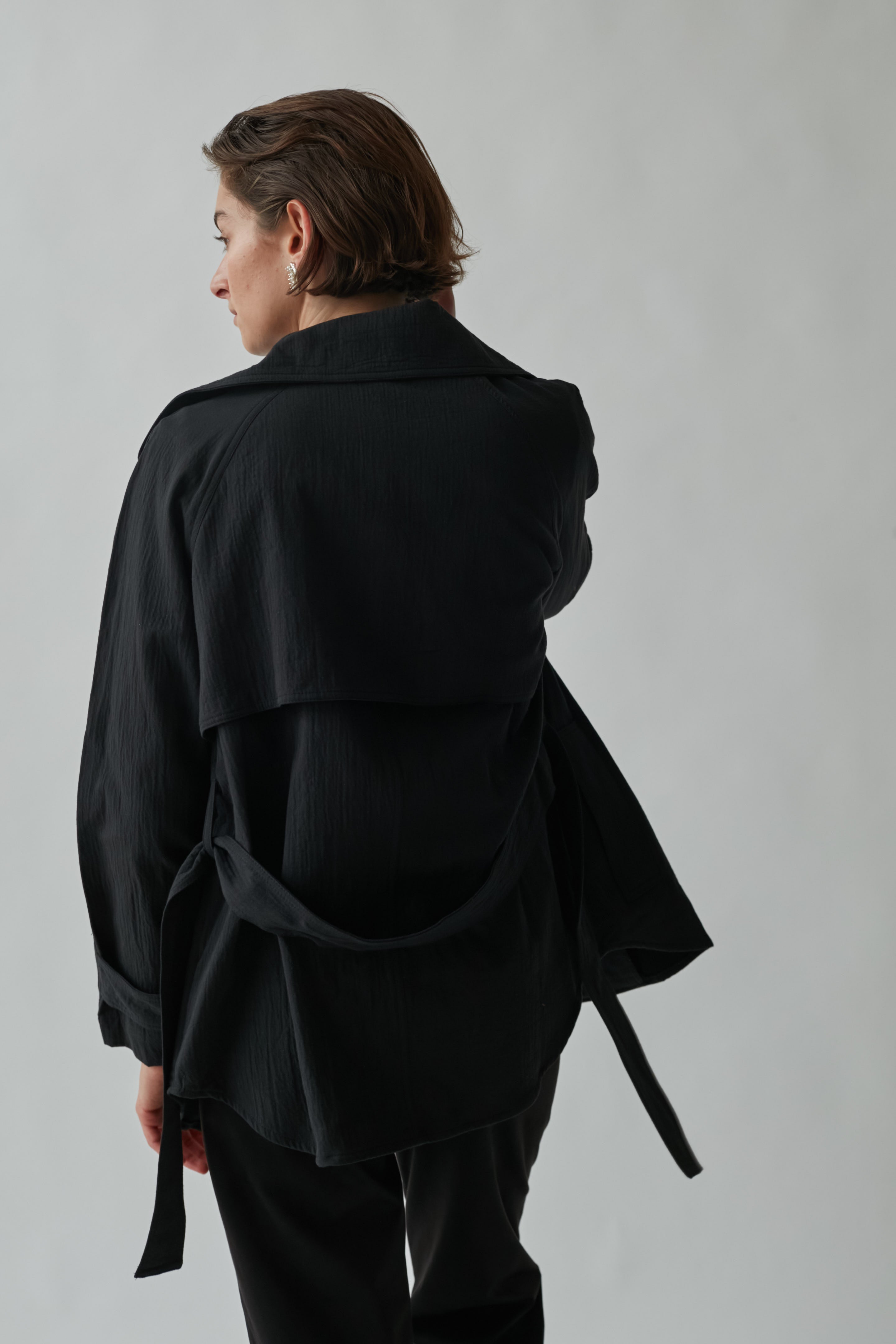 Short wind trench black