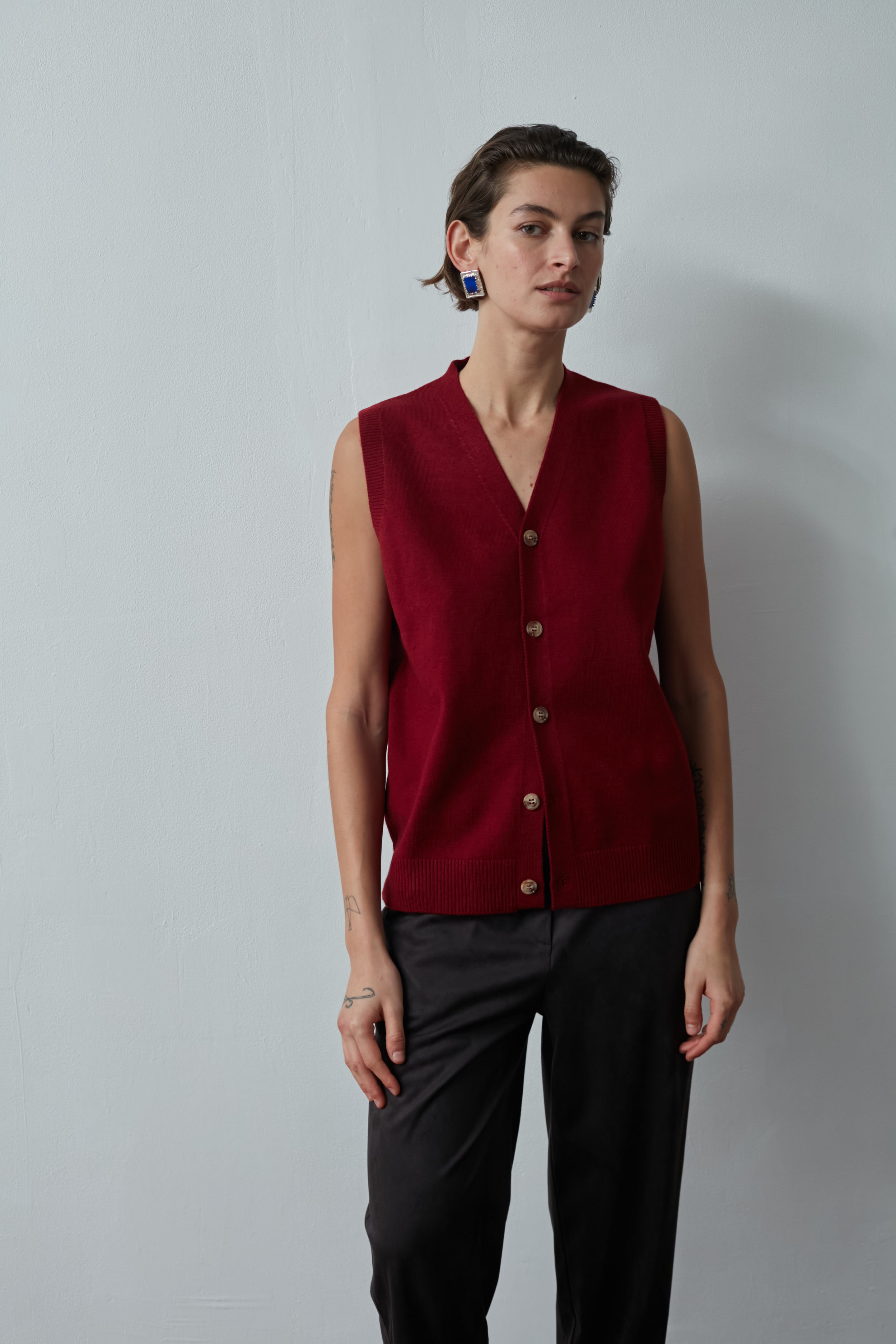 Knitted vest cherry