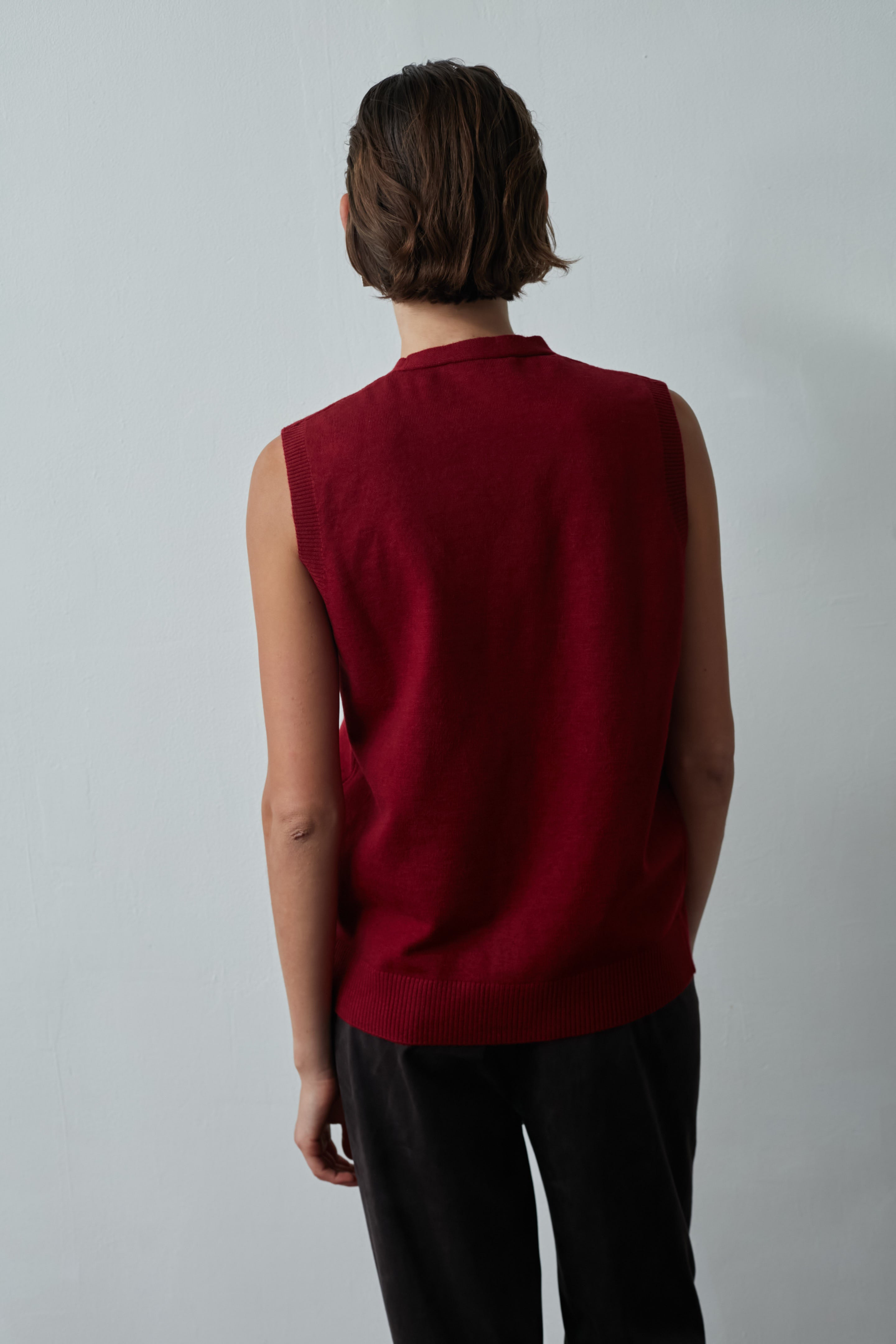 Knitted vest cherry