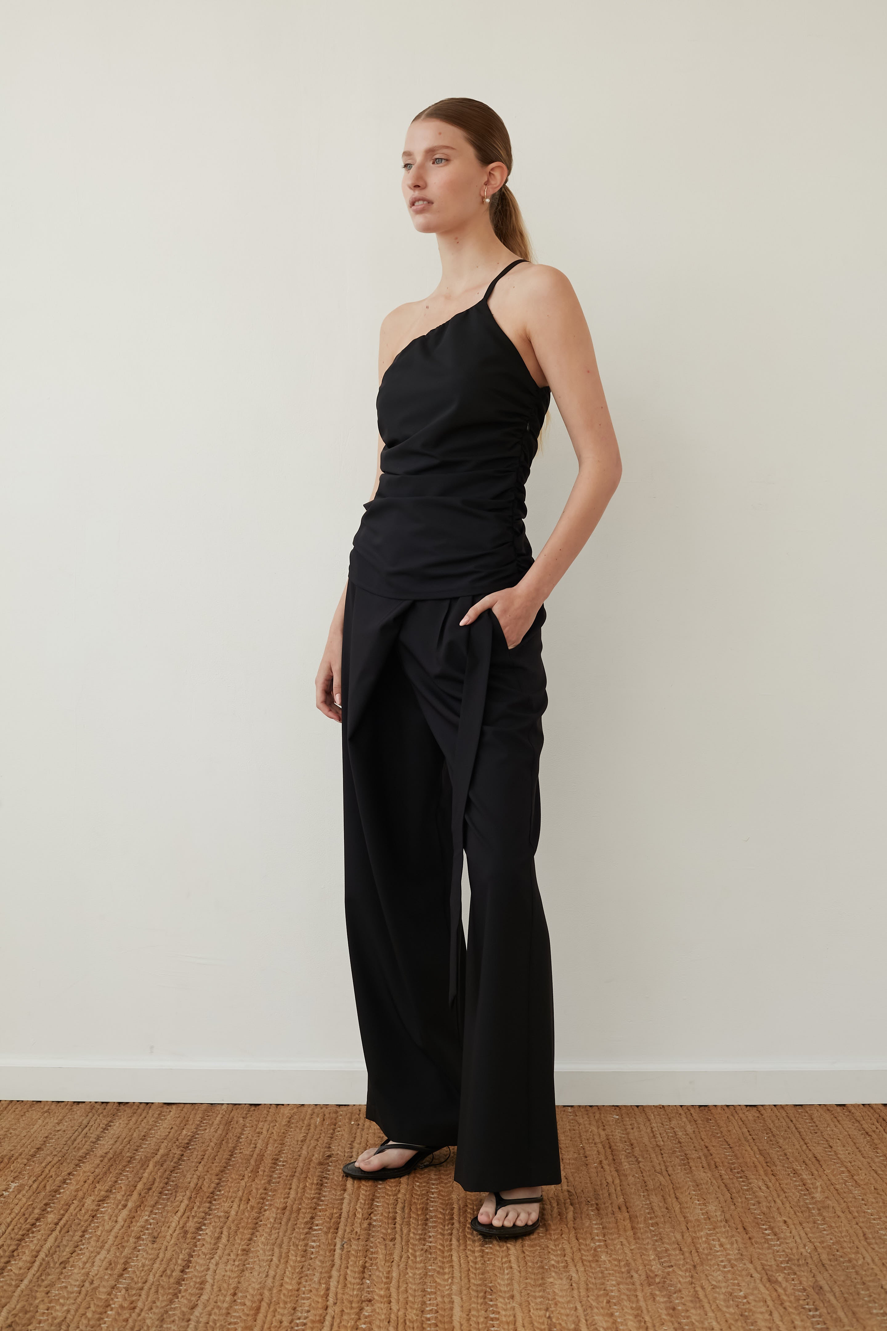 B ONE shoulder black