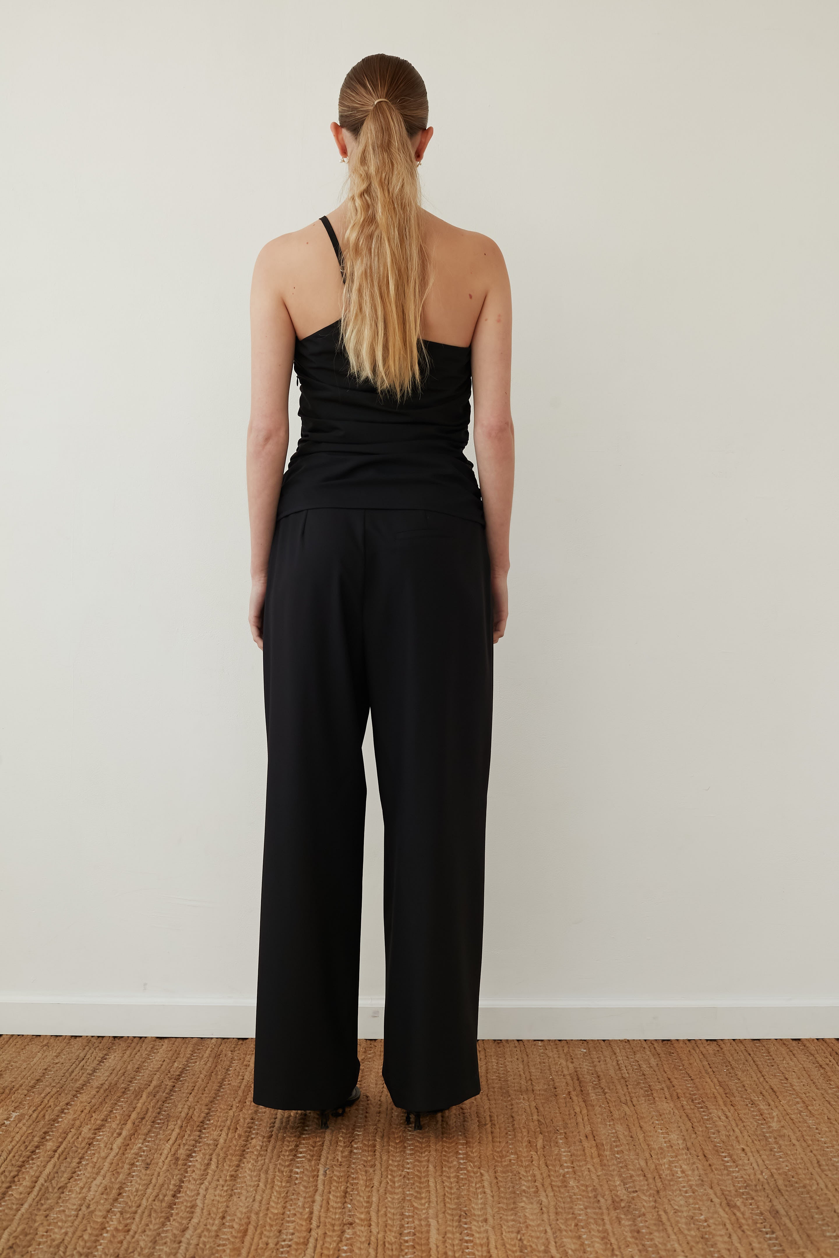 B ONE shoulder black