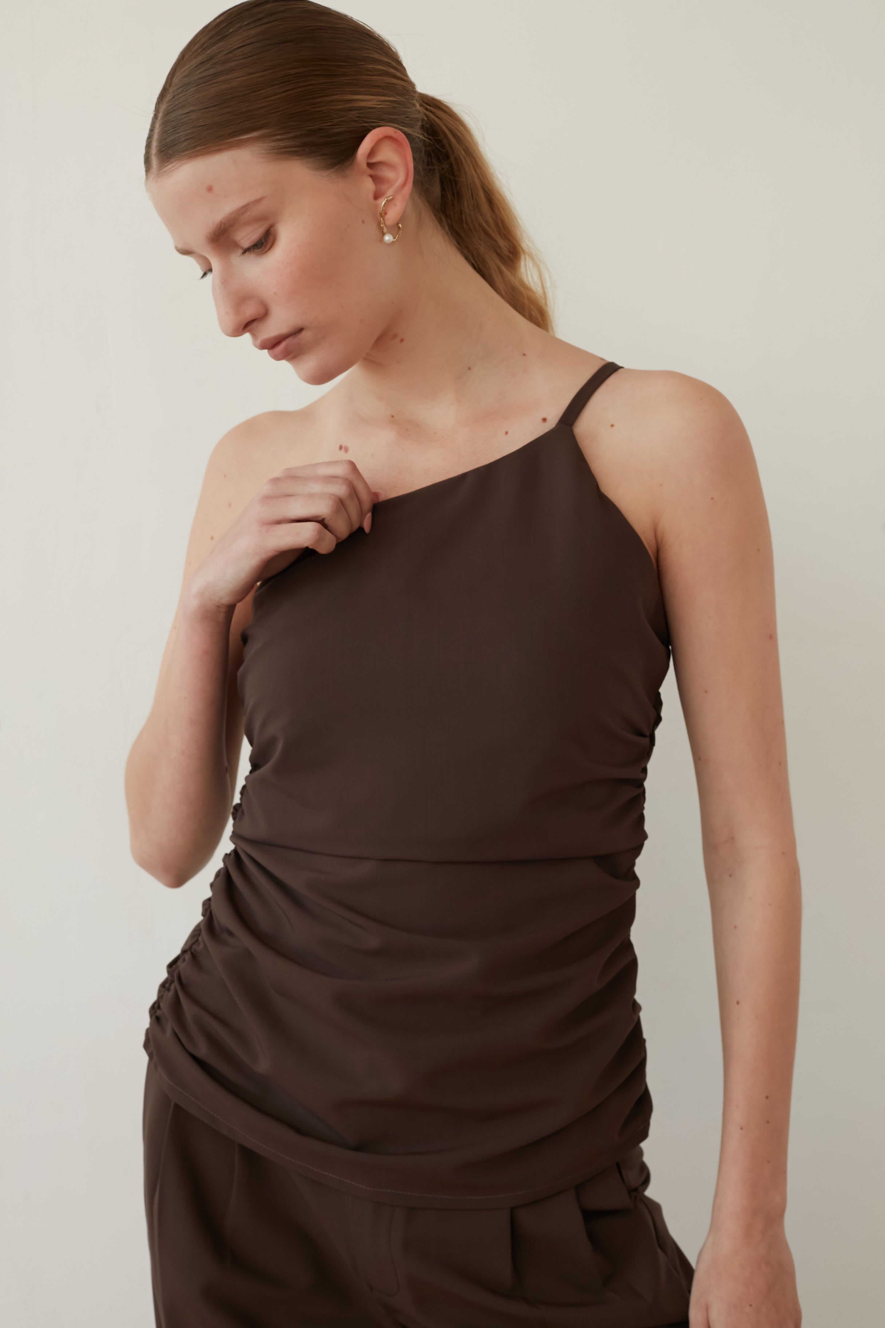 B ONE shoulder chocolate