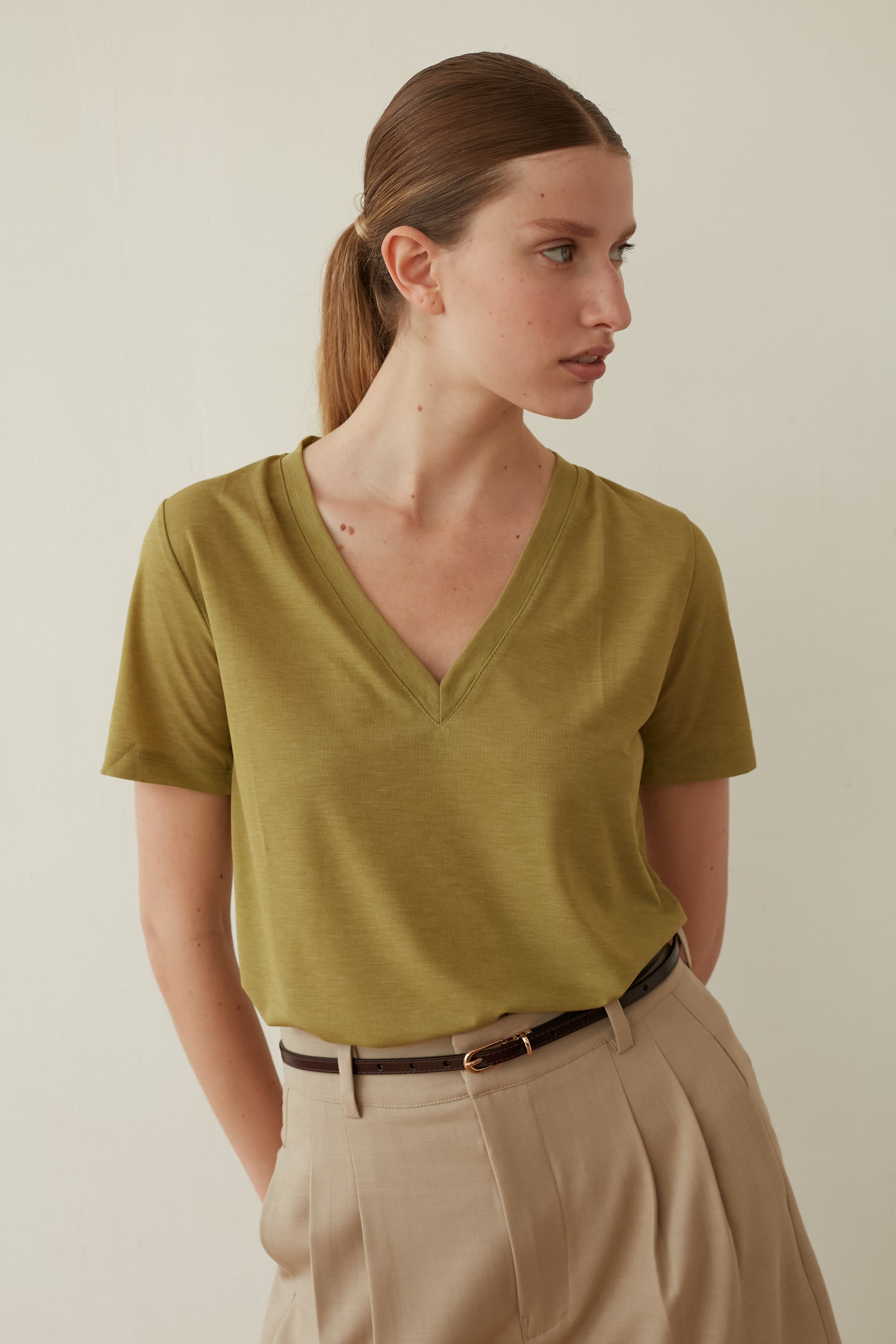 Sunny v top green