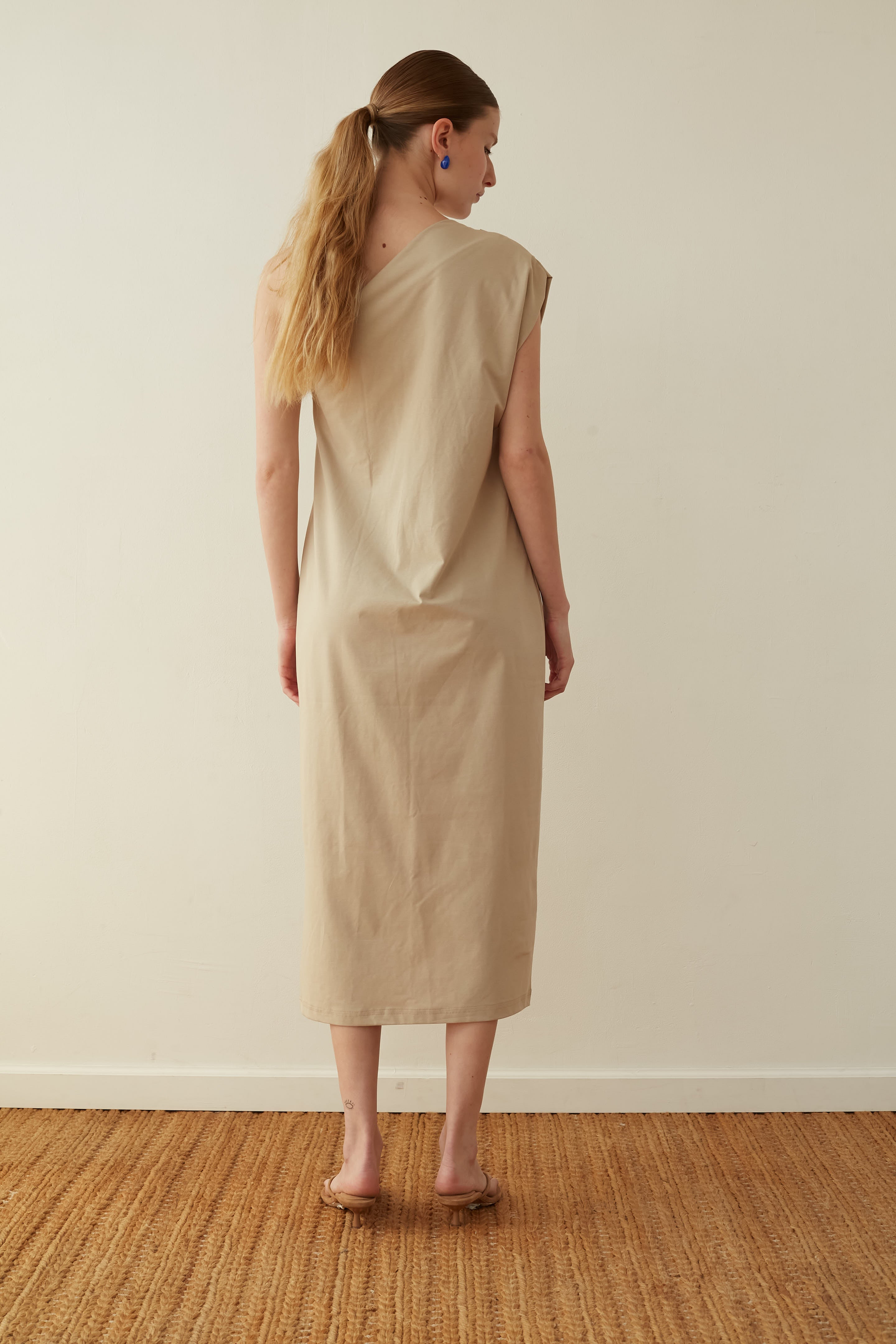 D ONE shoulder sand