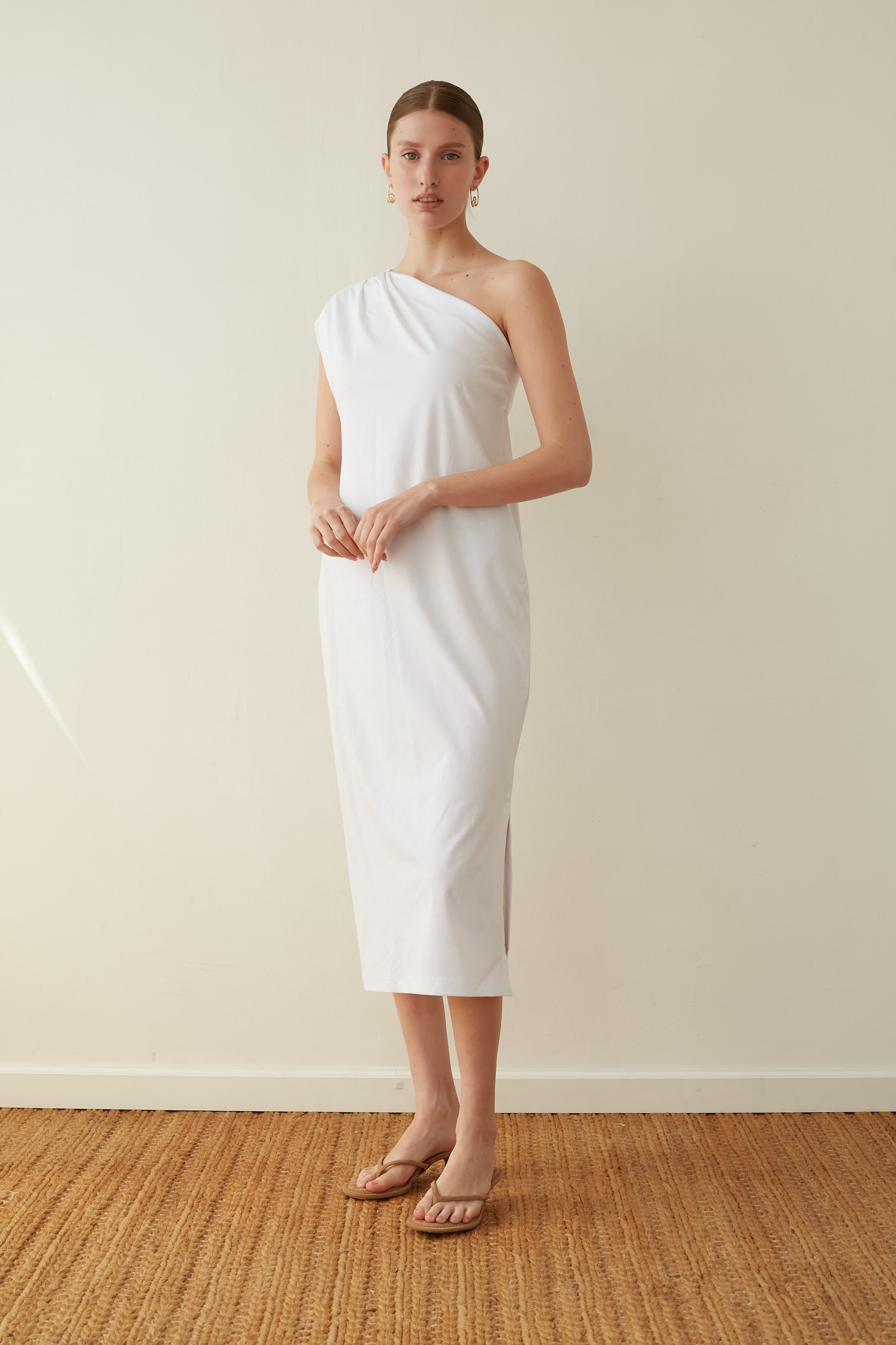 D ONE shoulder white