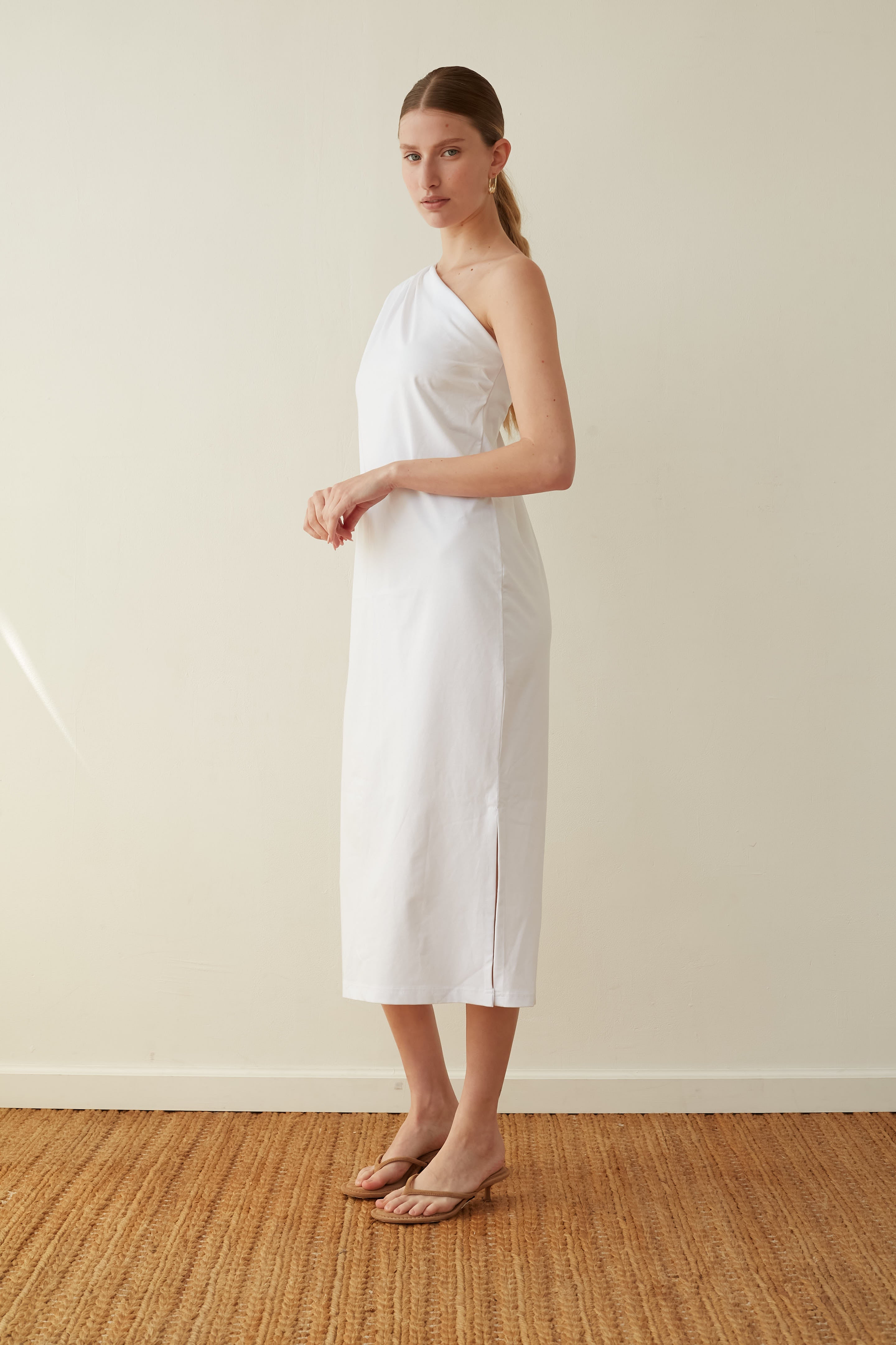 D ONE shoulder white