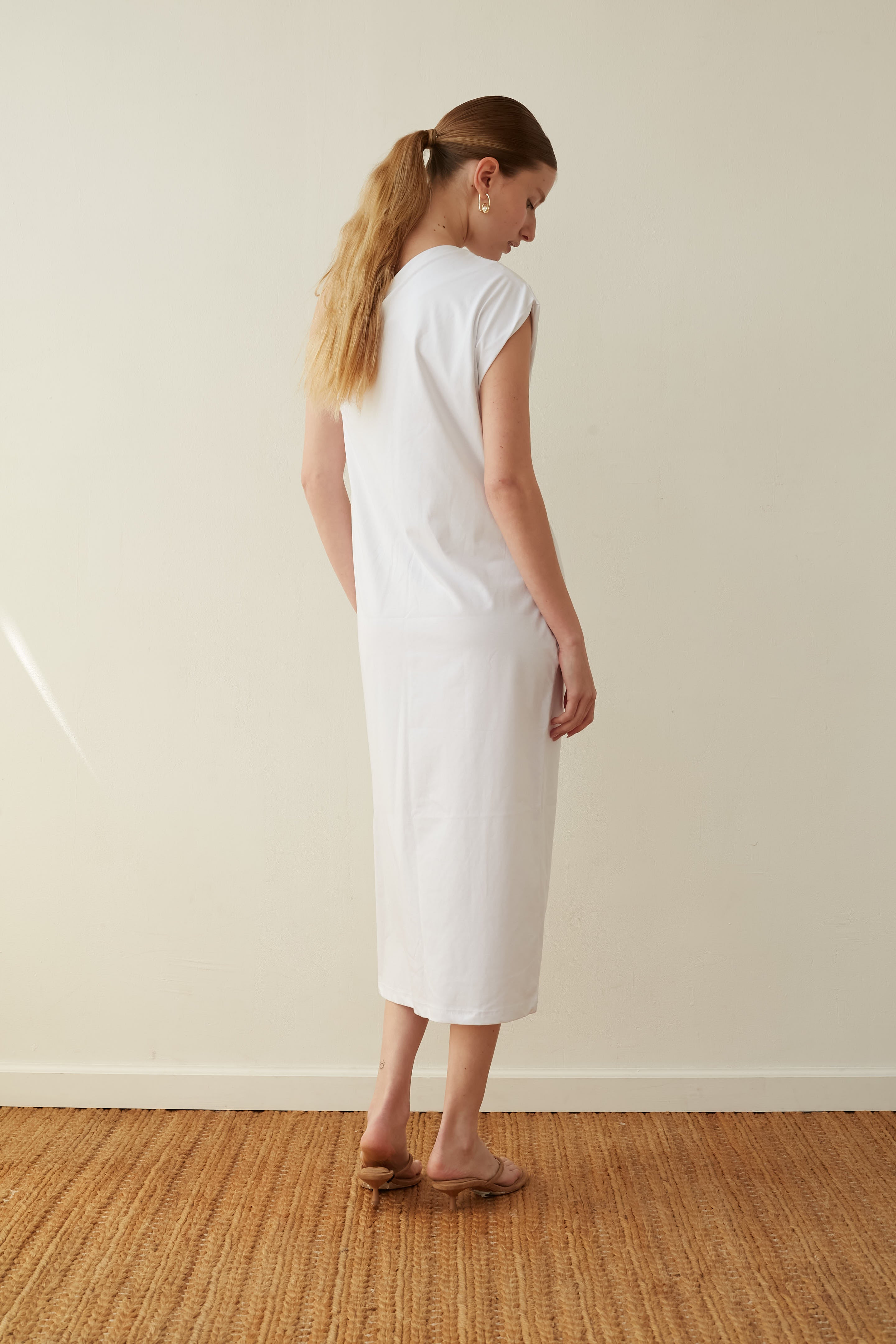 D ONE shoulder white