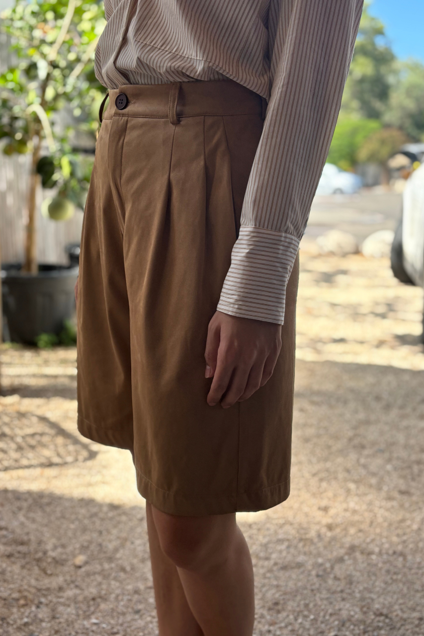 Suede bermuda pants camel