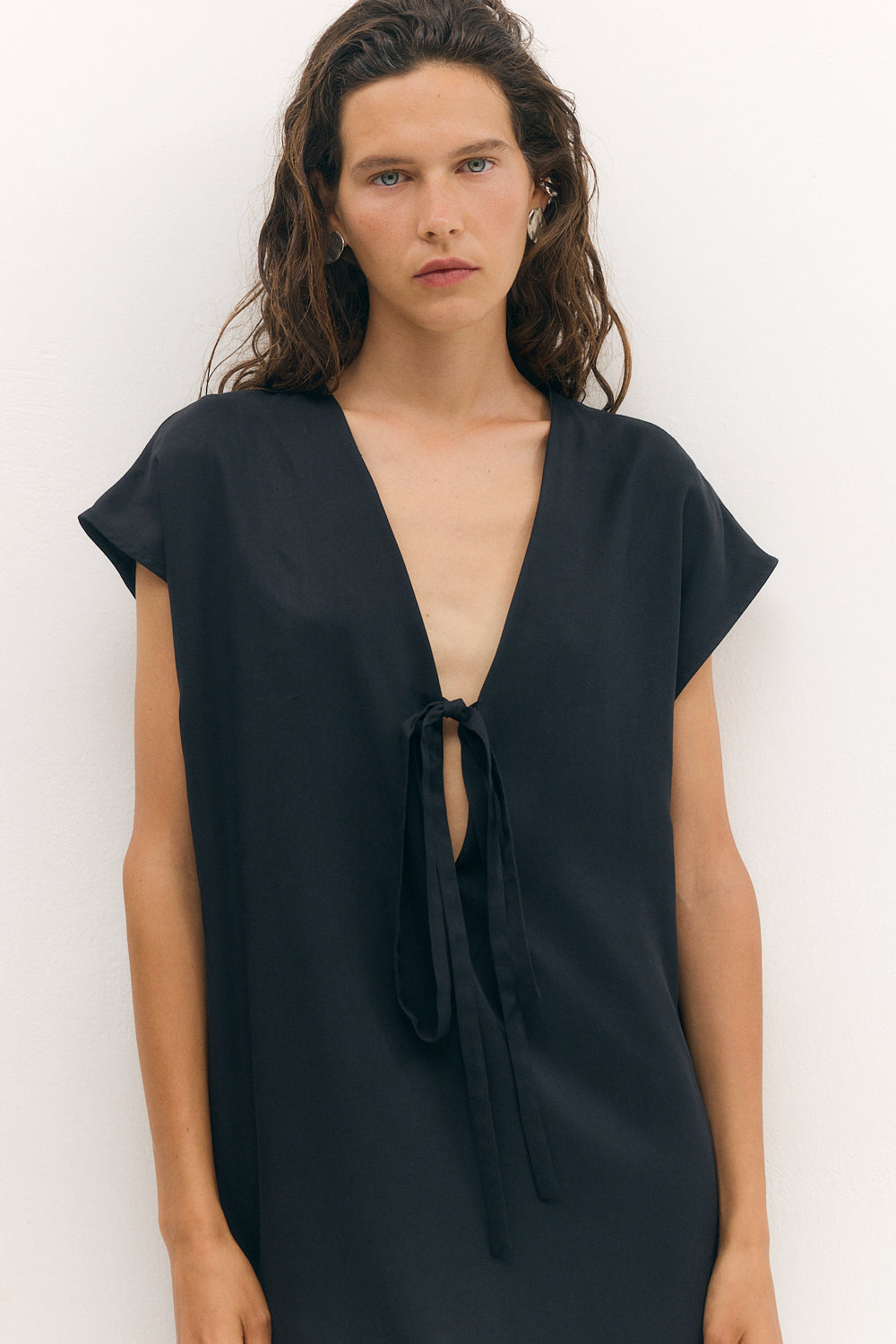 TIE V DRESS BLACK
