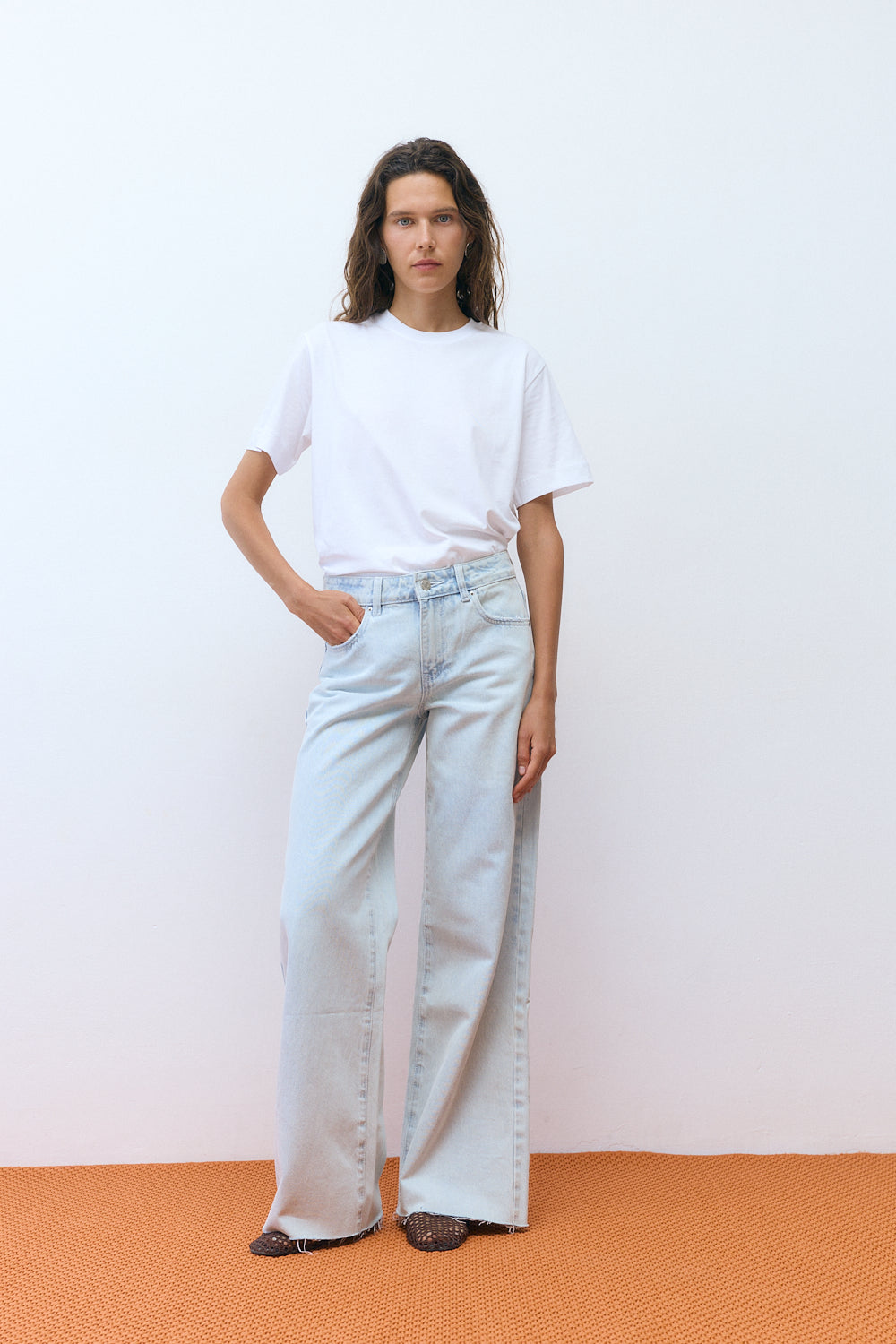light Basic T white
