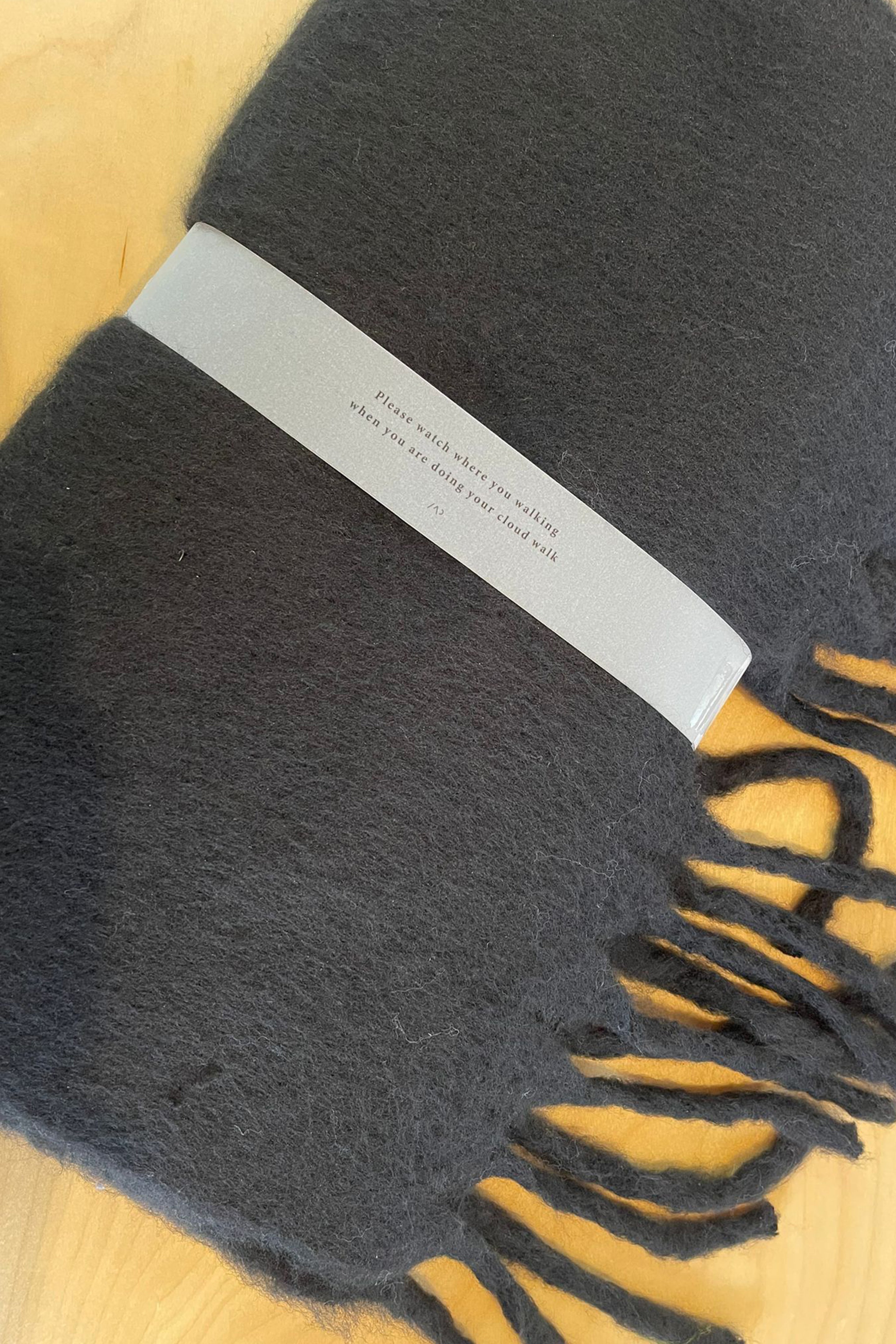 Cozy cashmere scarf black