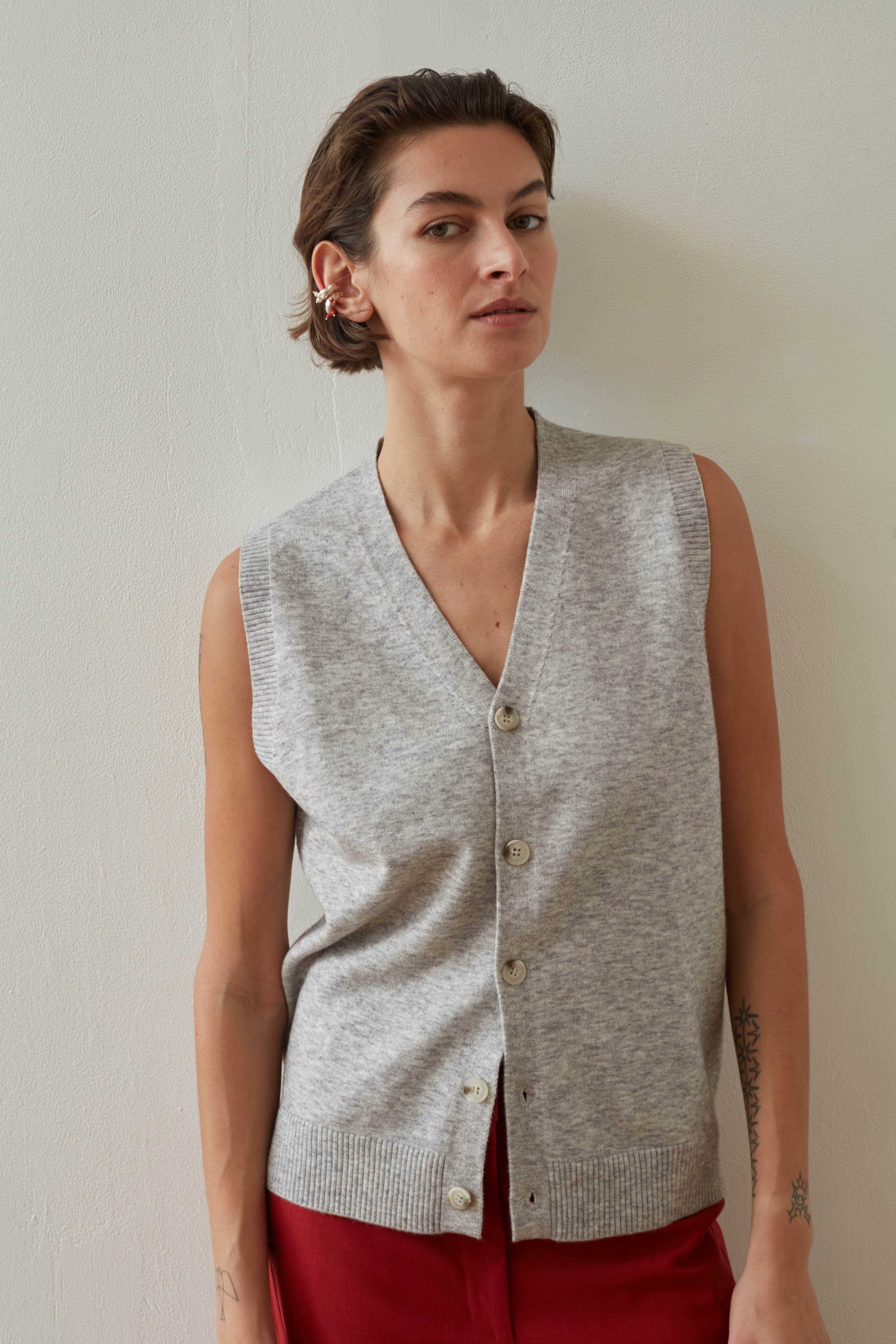 Knitted vest gray