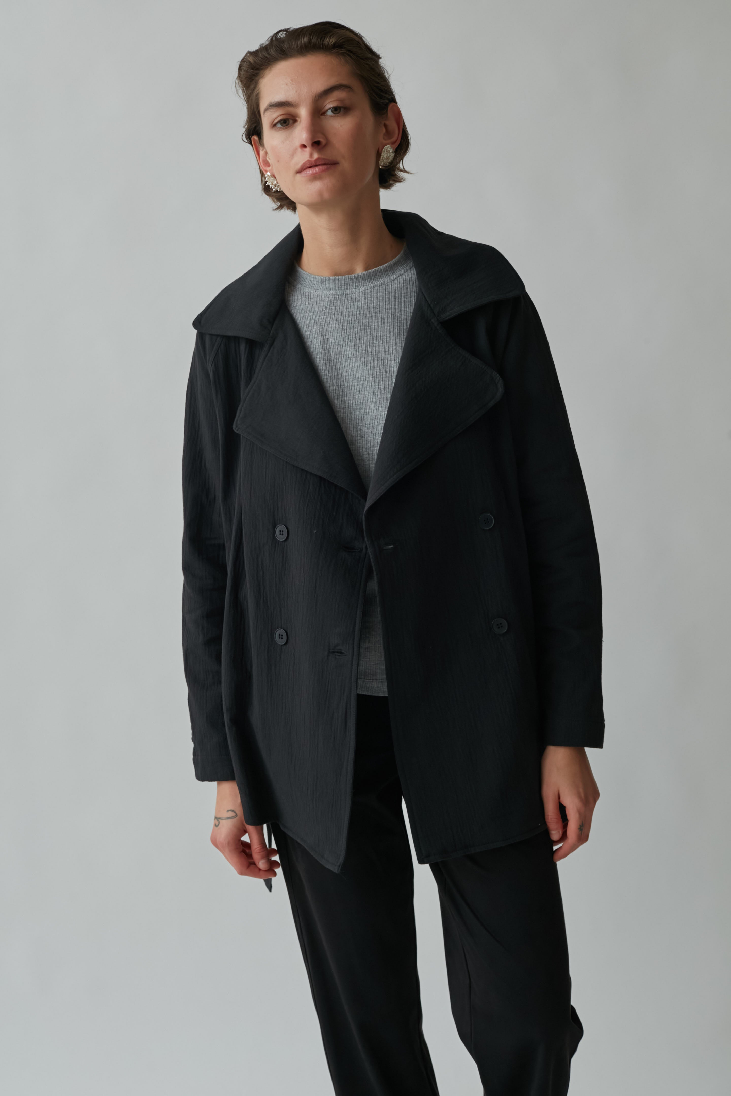 Short wind trench black
