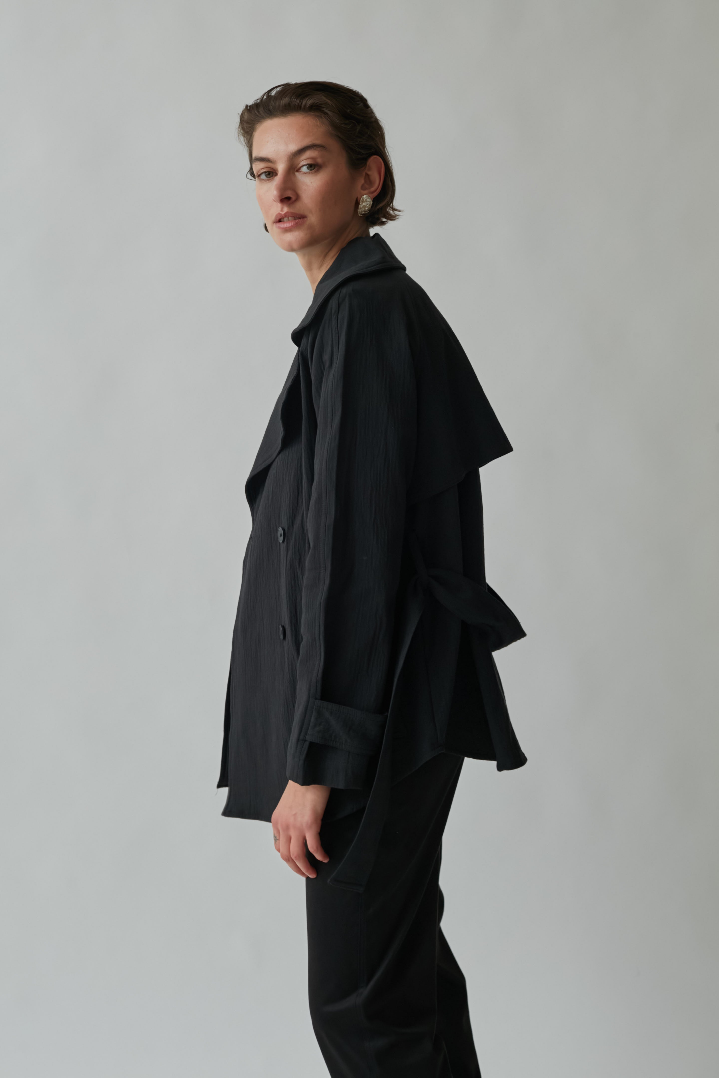 Short wind trench black