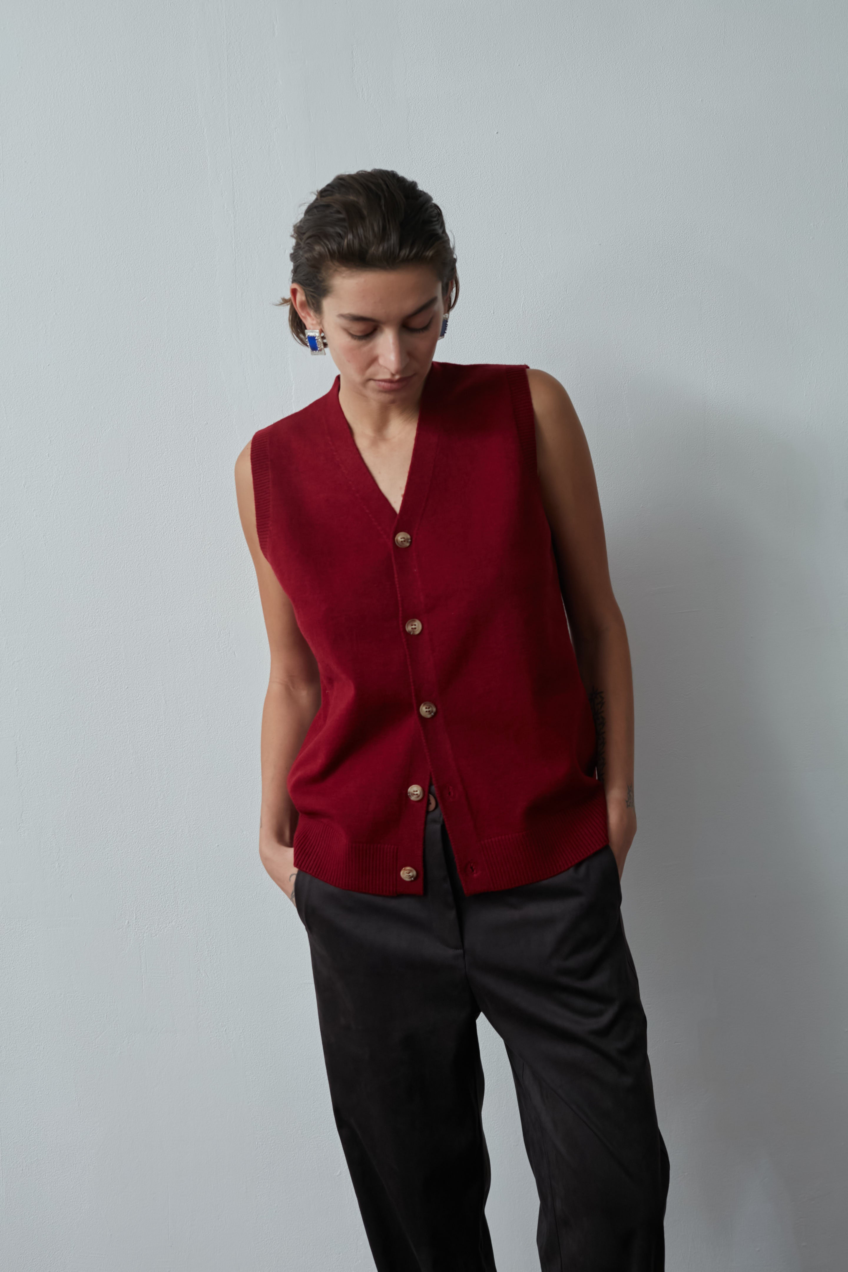 Knitted vest cherry