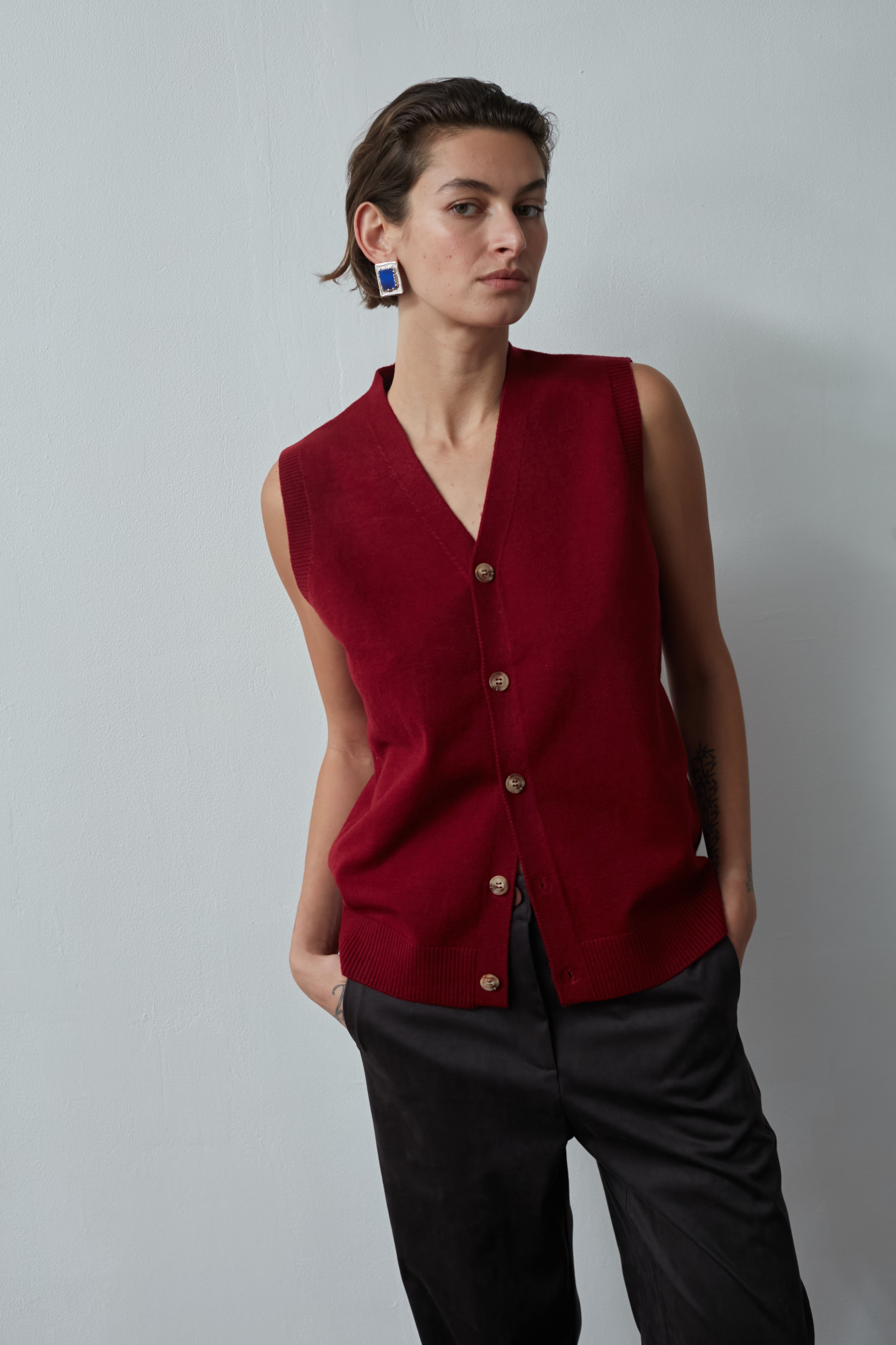 Knitted vest cherry