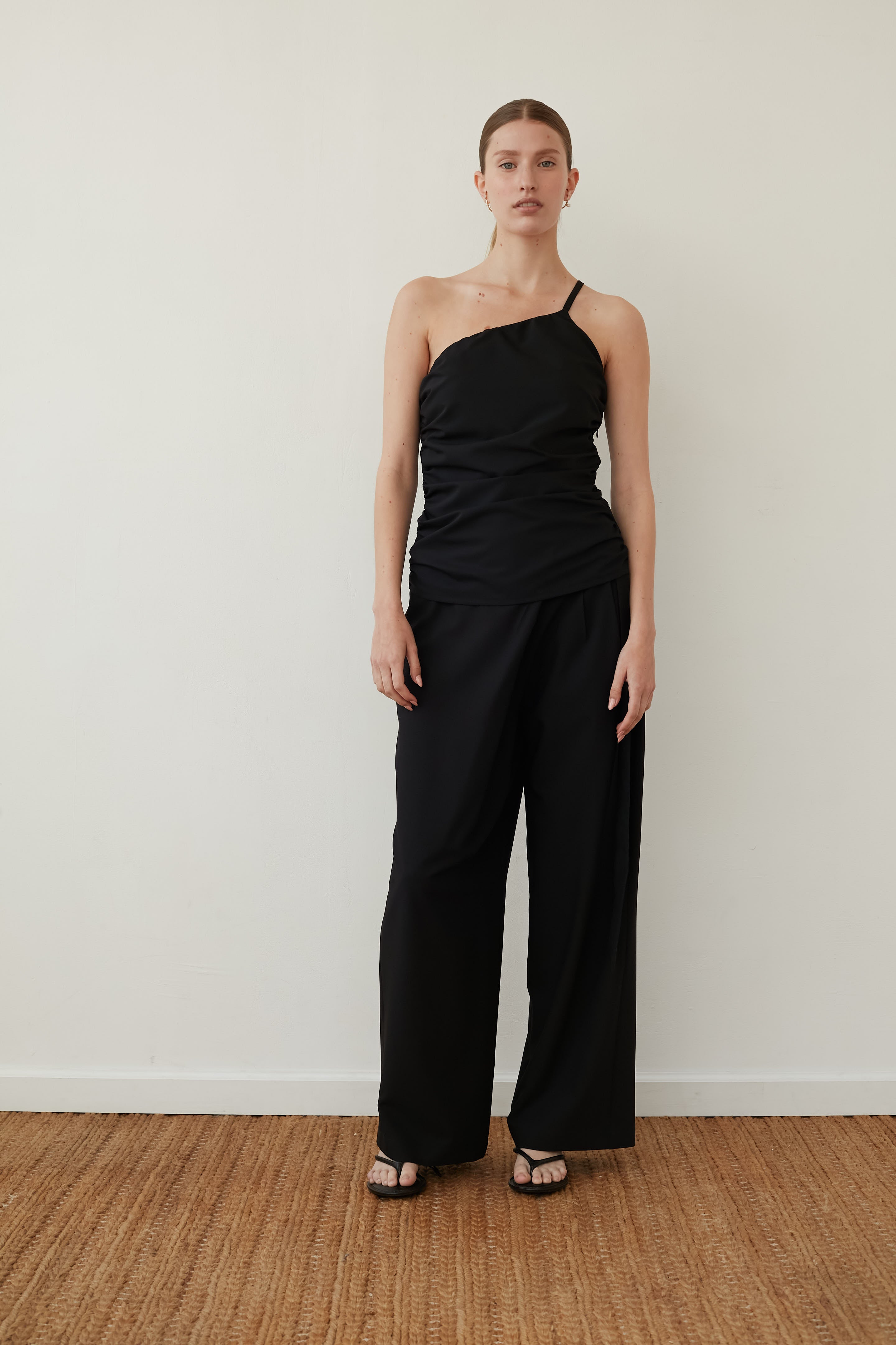 B ONE shoulder black