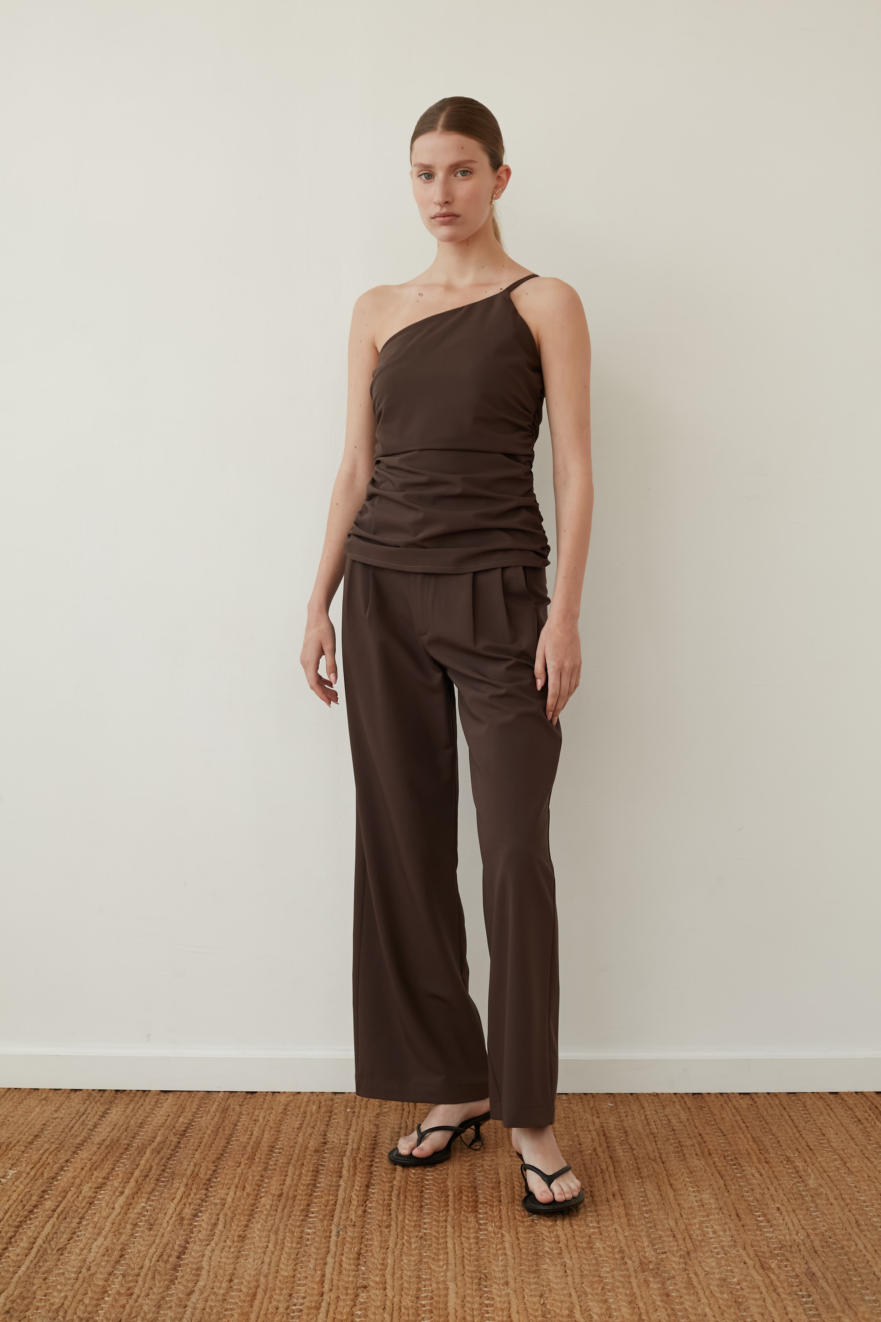 B ONE shoulder chocolate