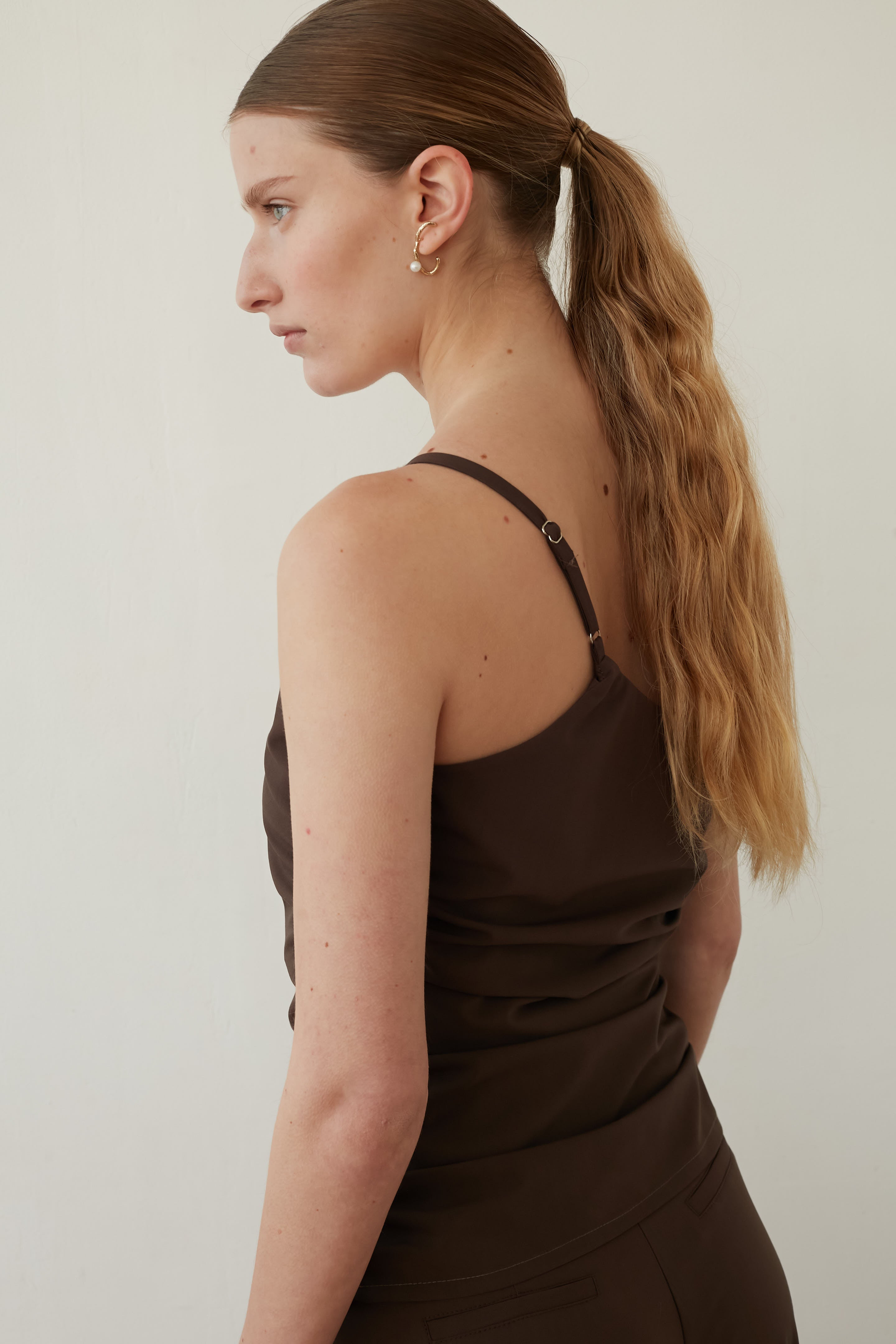 B ONE shoulder chocolate