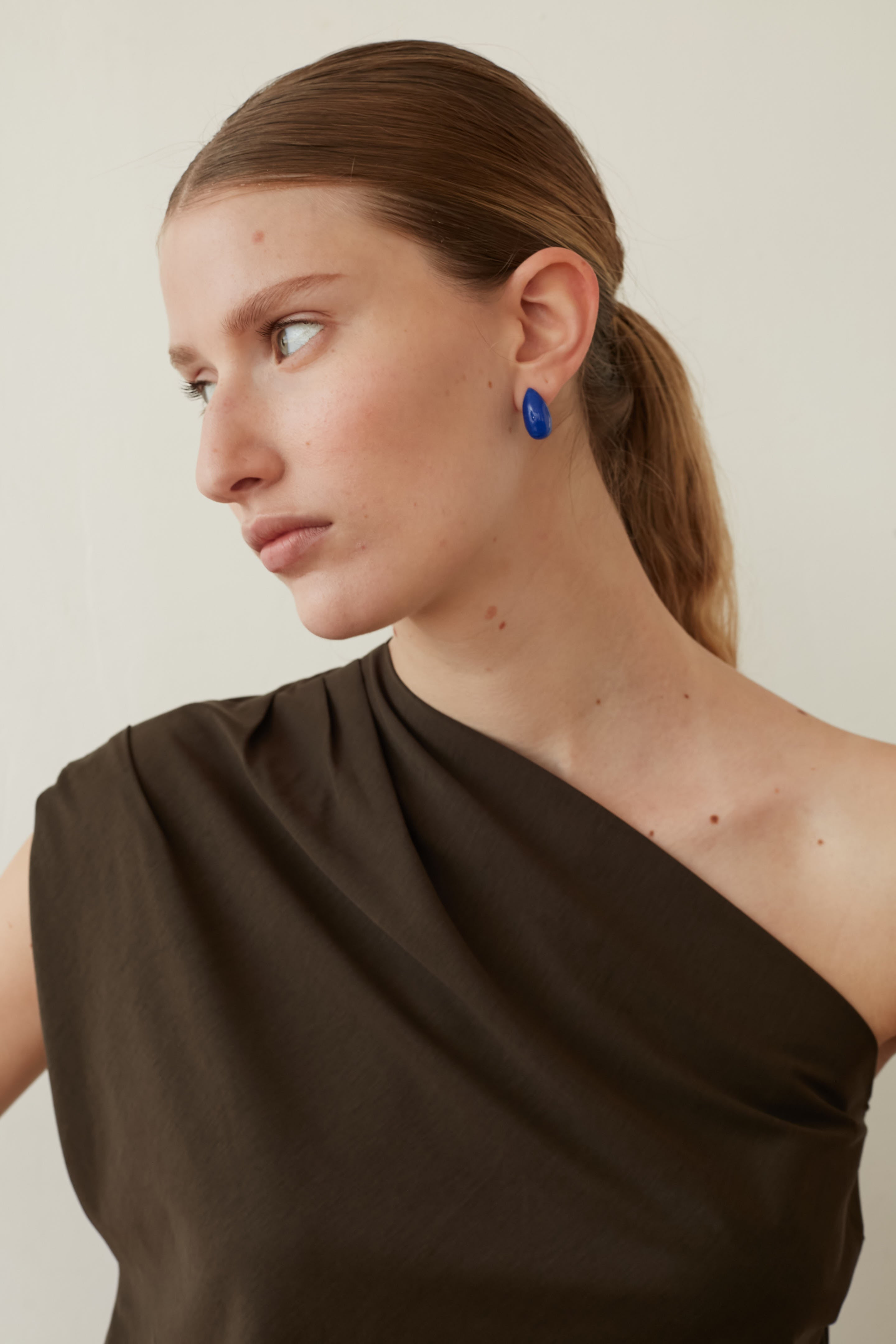 T ONE shoulder chocolate