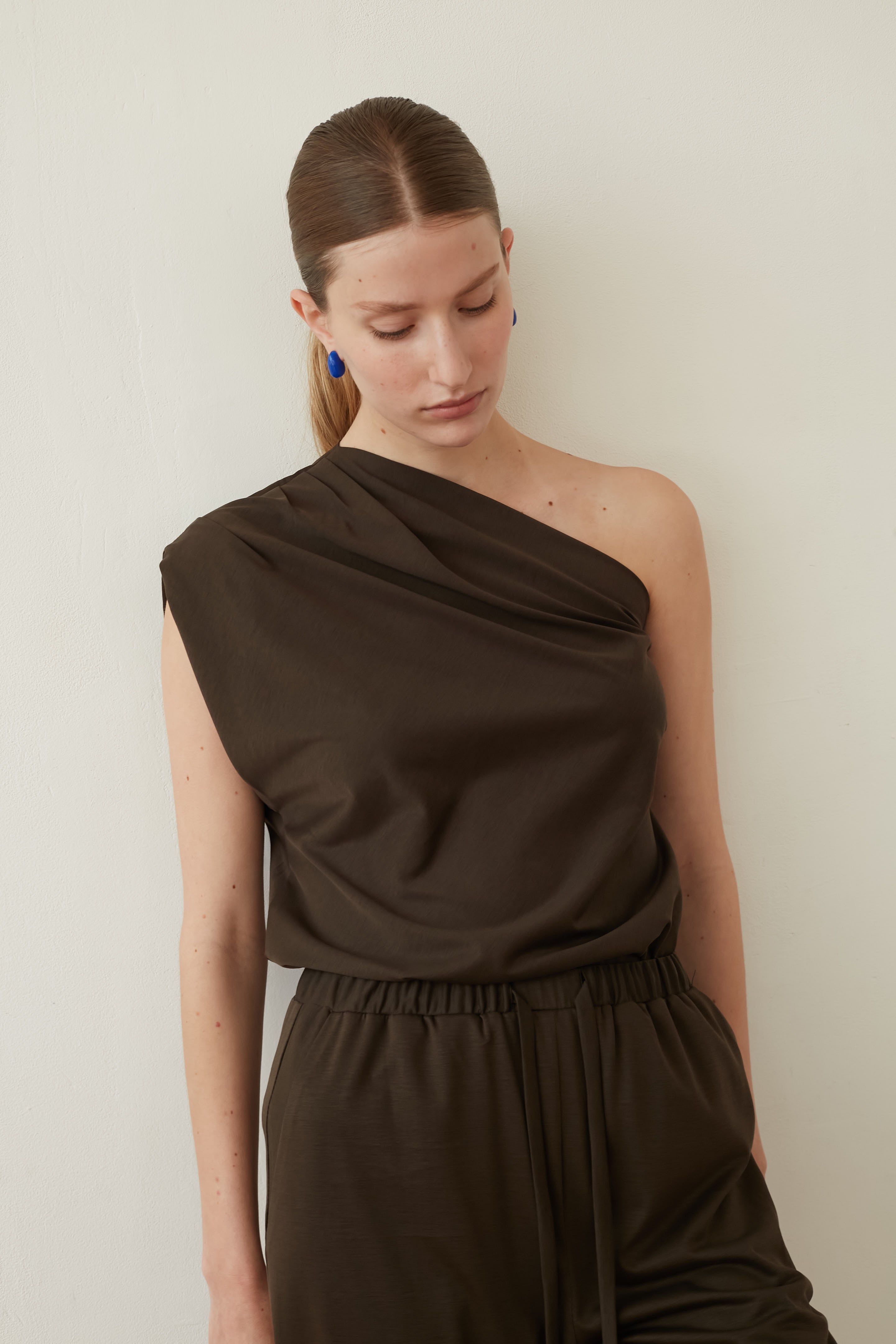 T ONE shoulder chocolate