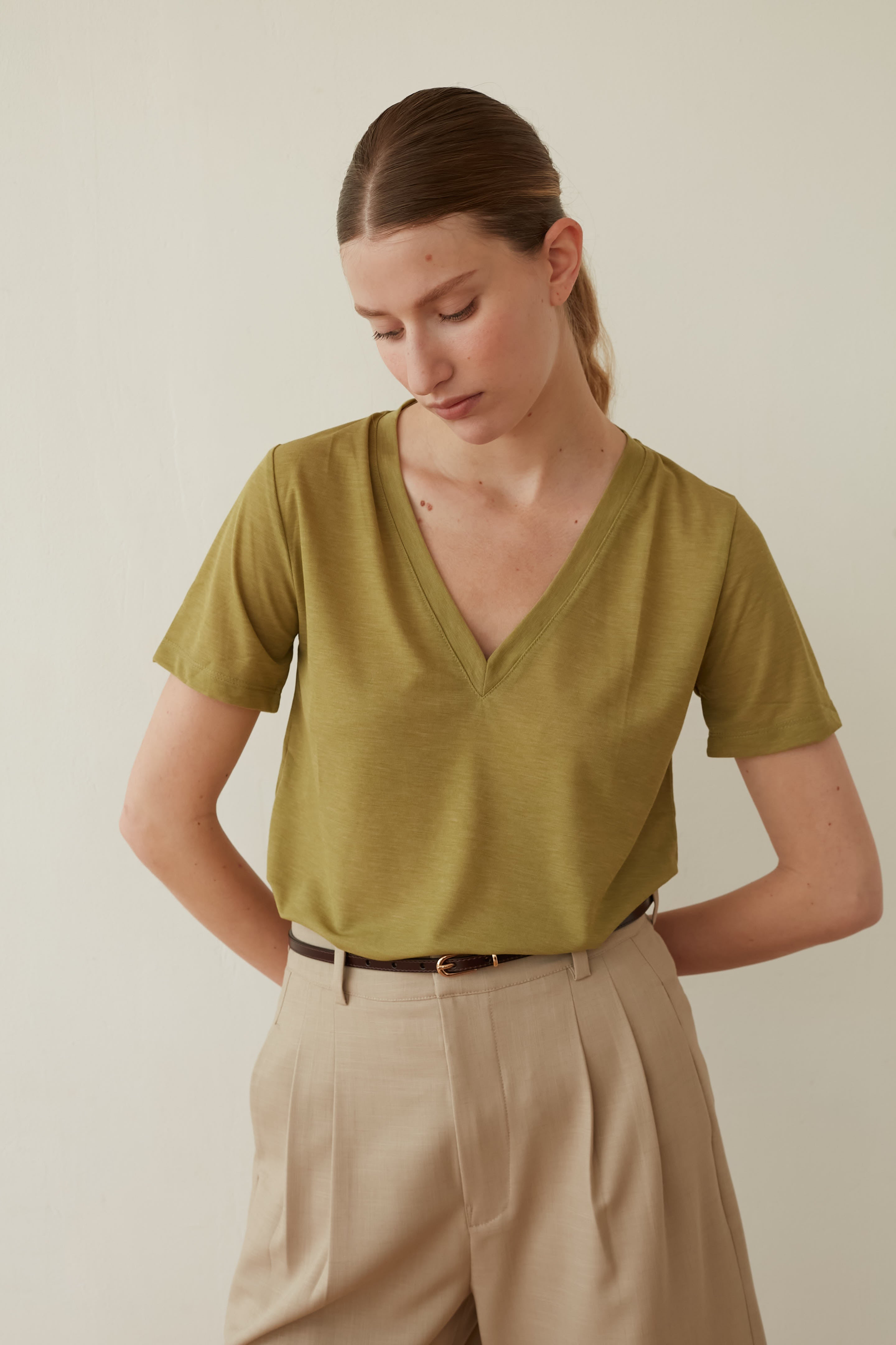 Sunny v top green