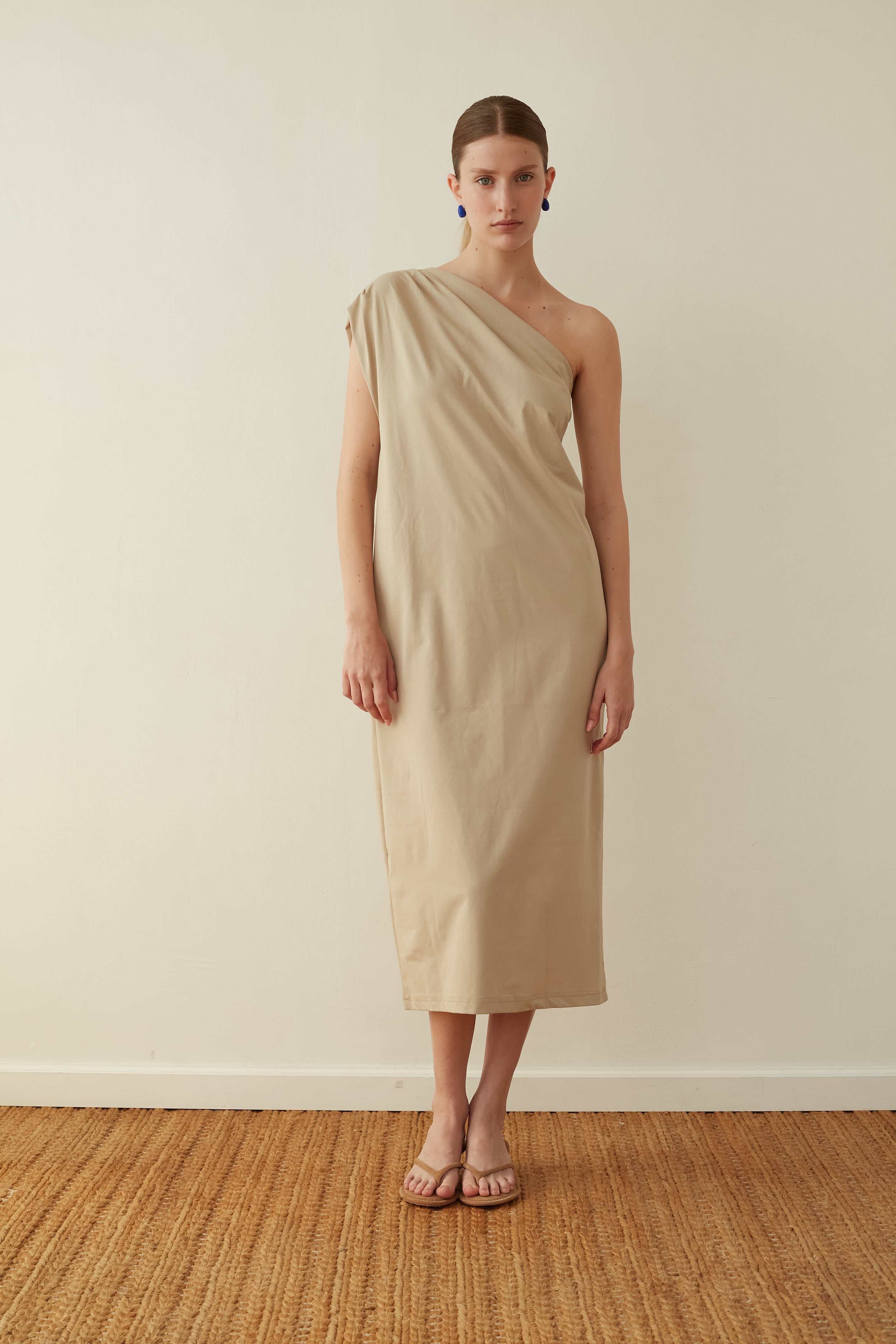 D ONE shoulder sand