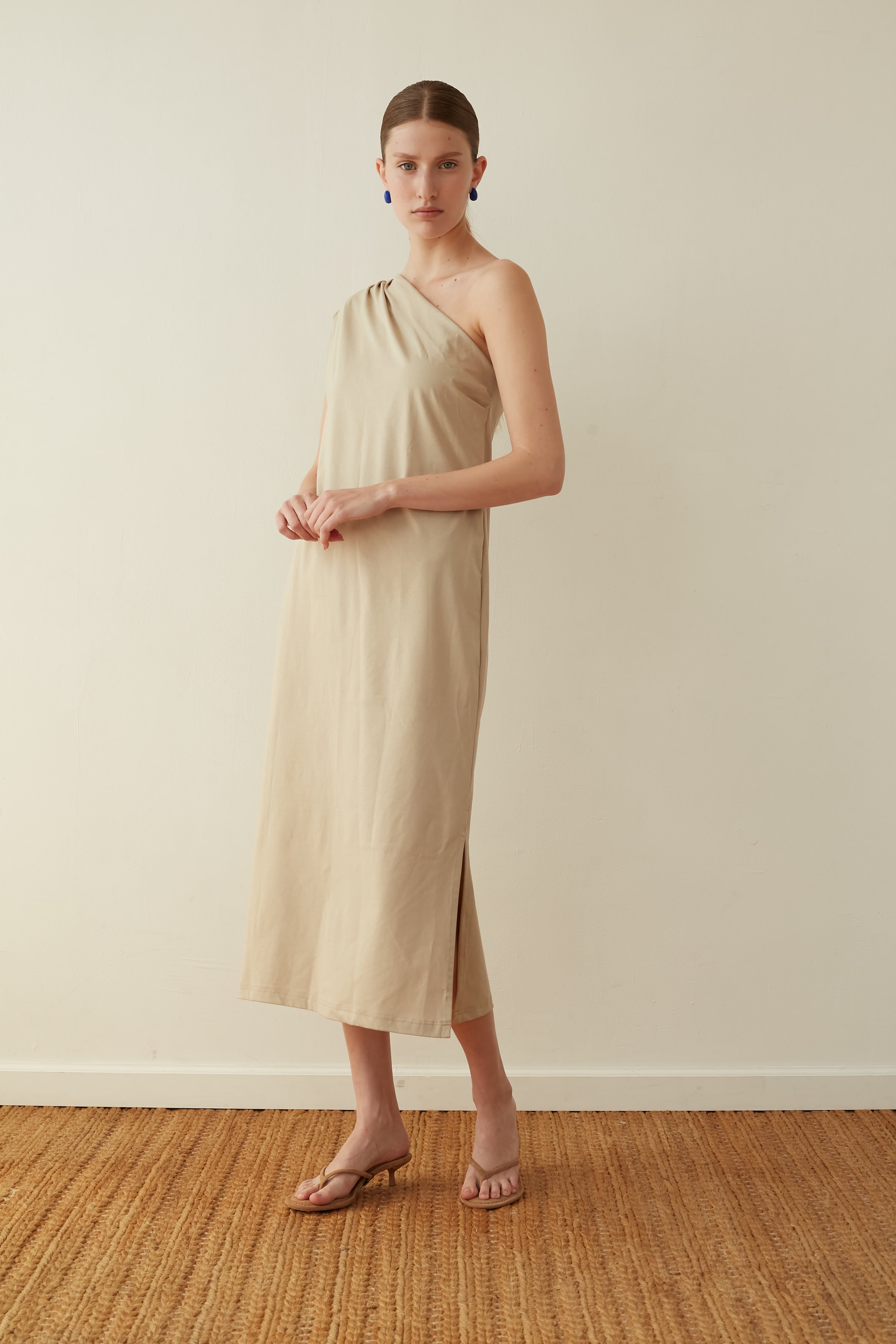 D ONE shoulder sand