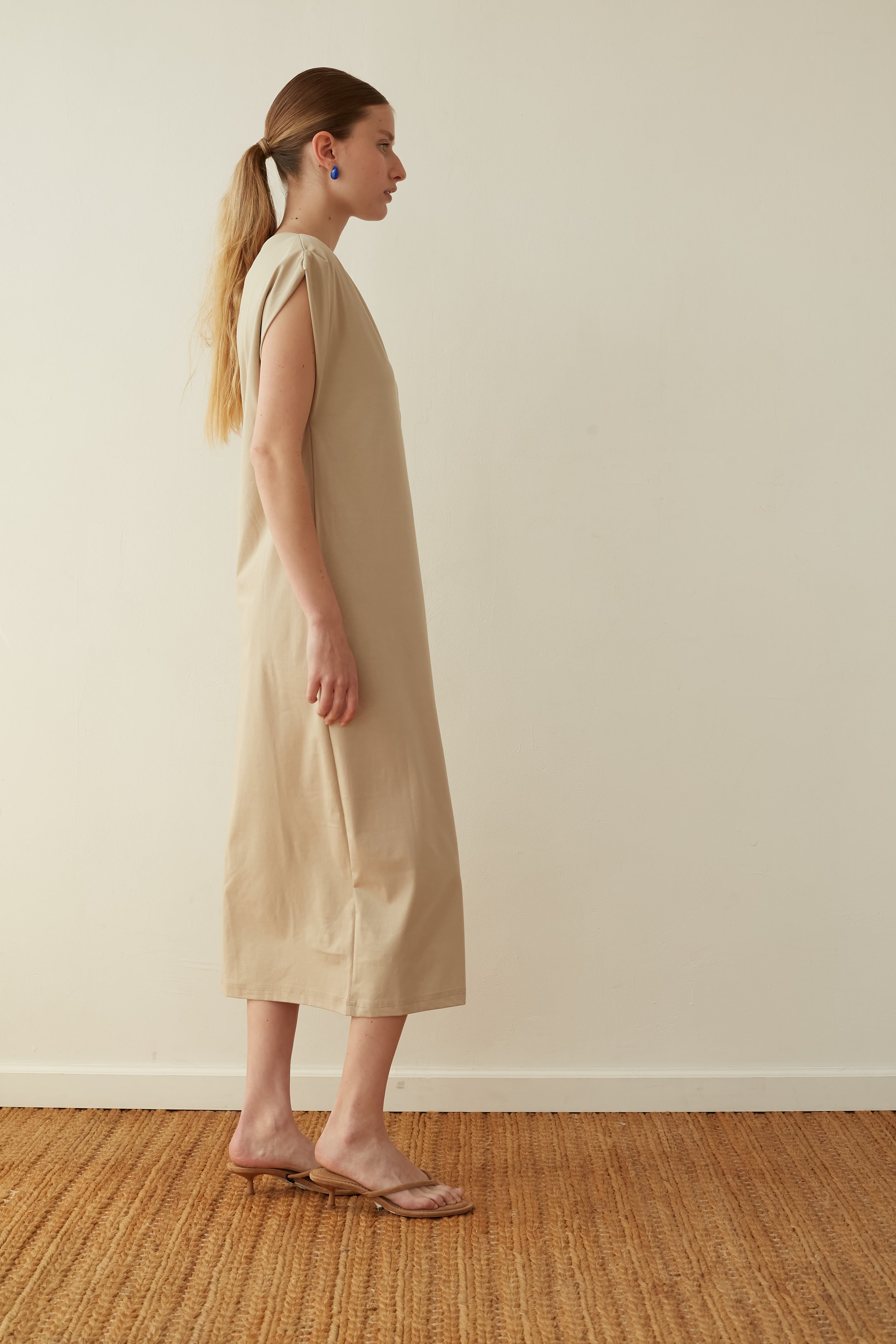 D ONE shoulder sand