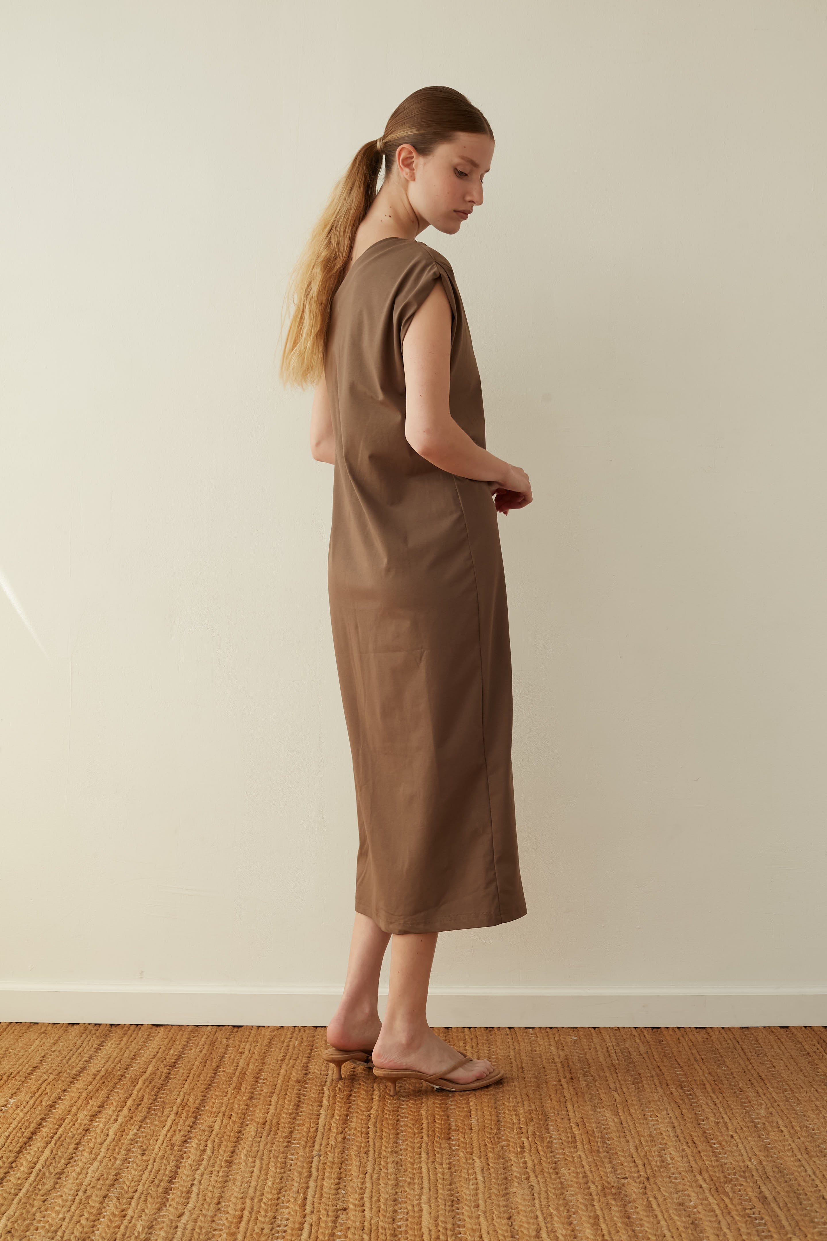 D ONE shoulder coffee