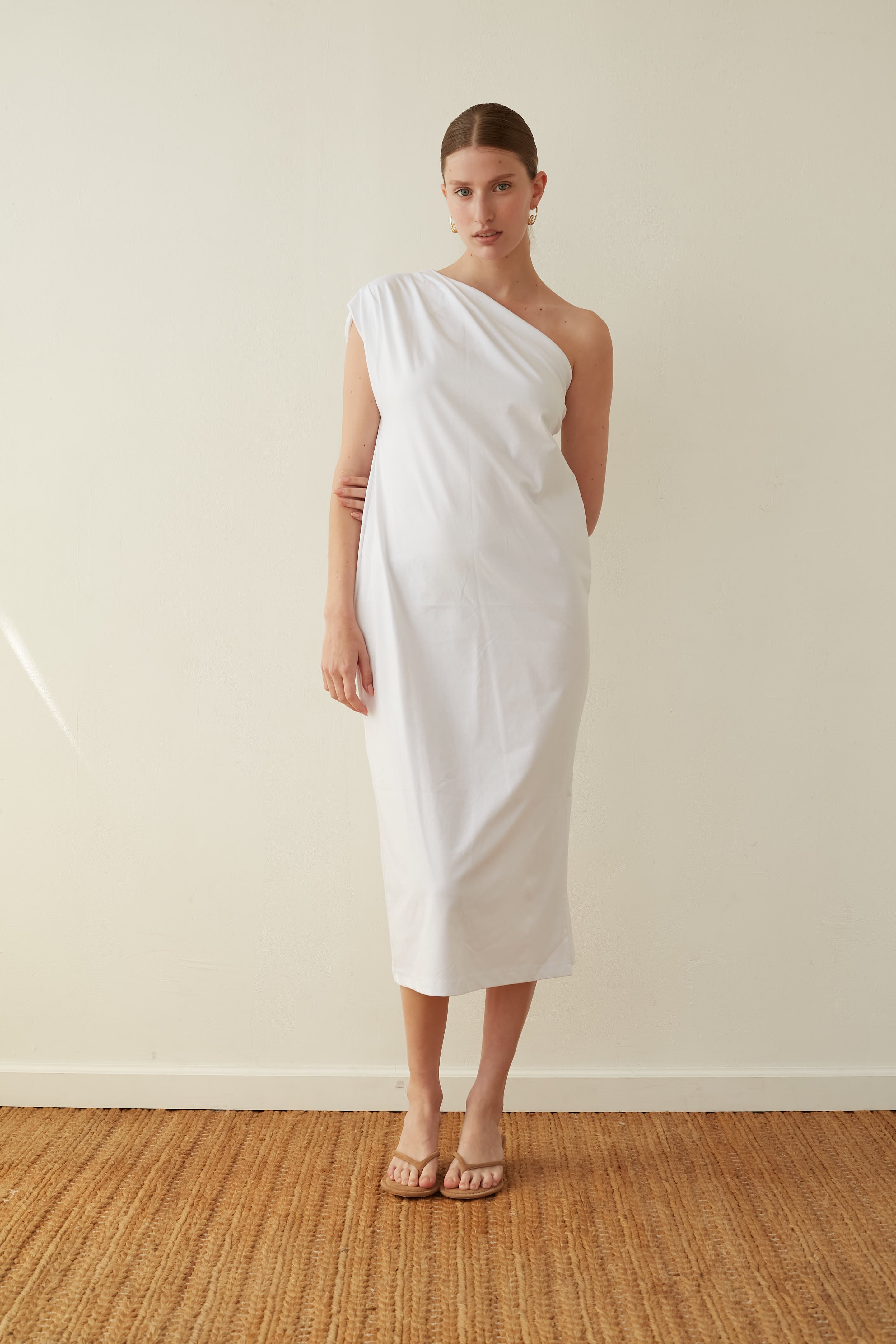 D ONE shoulder white