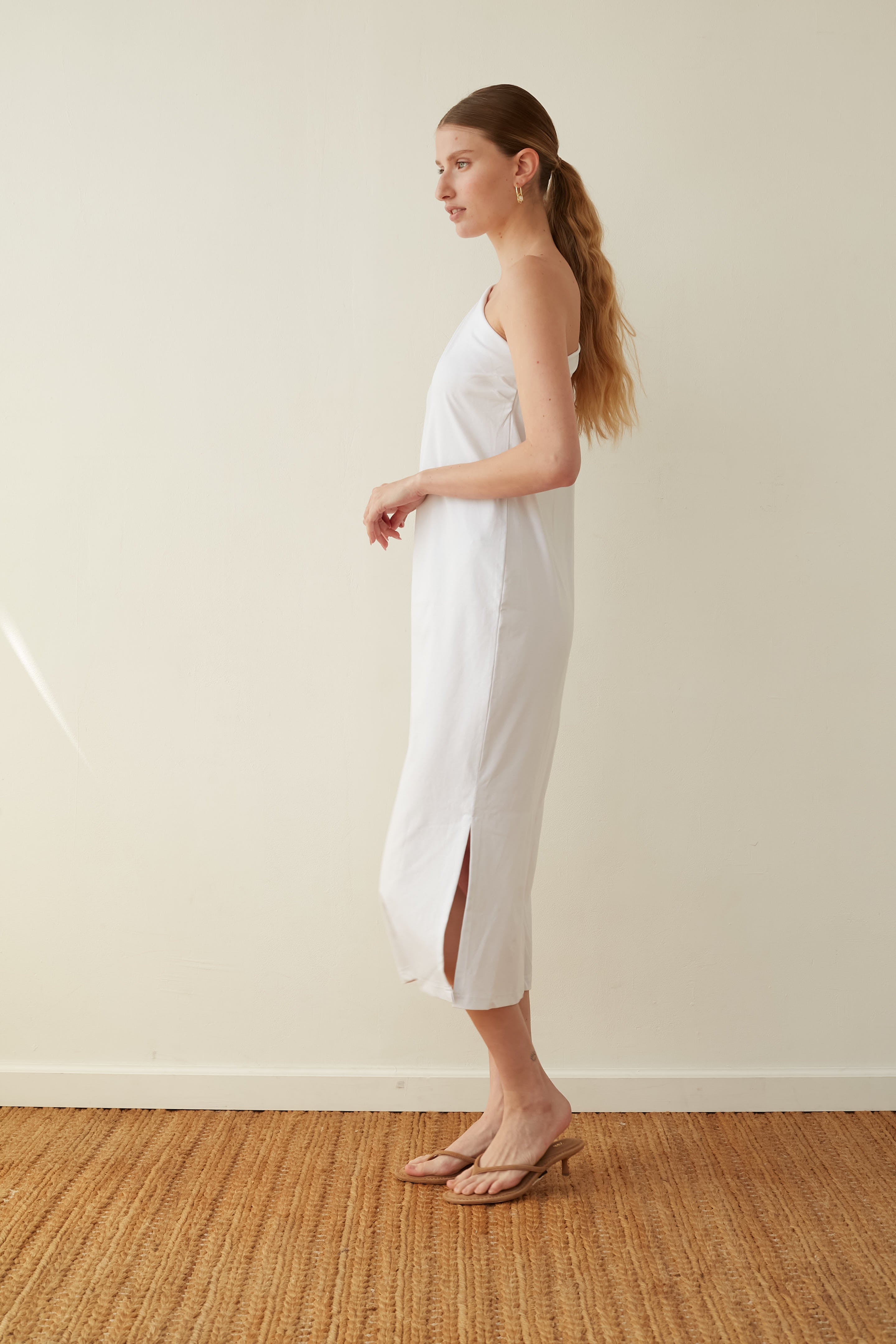 D ONE shoulder white