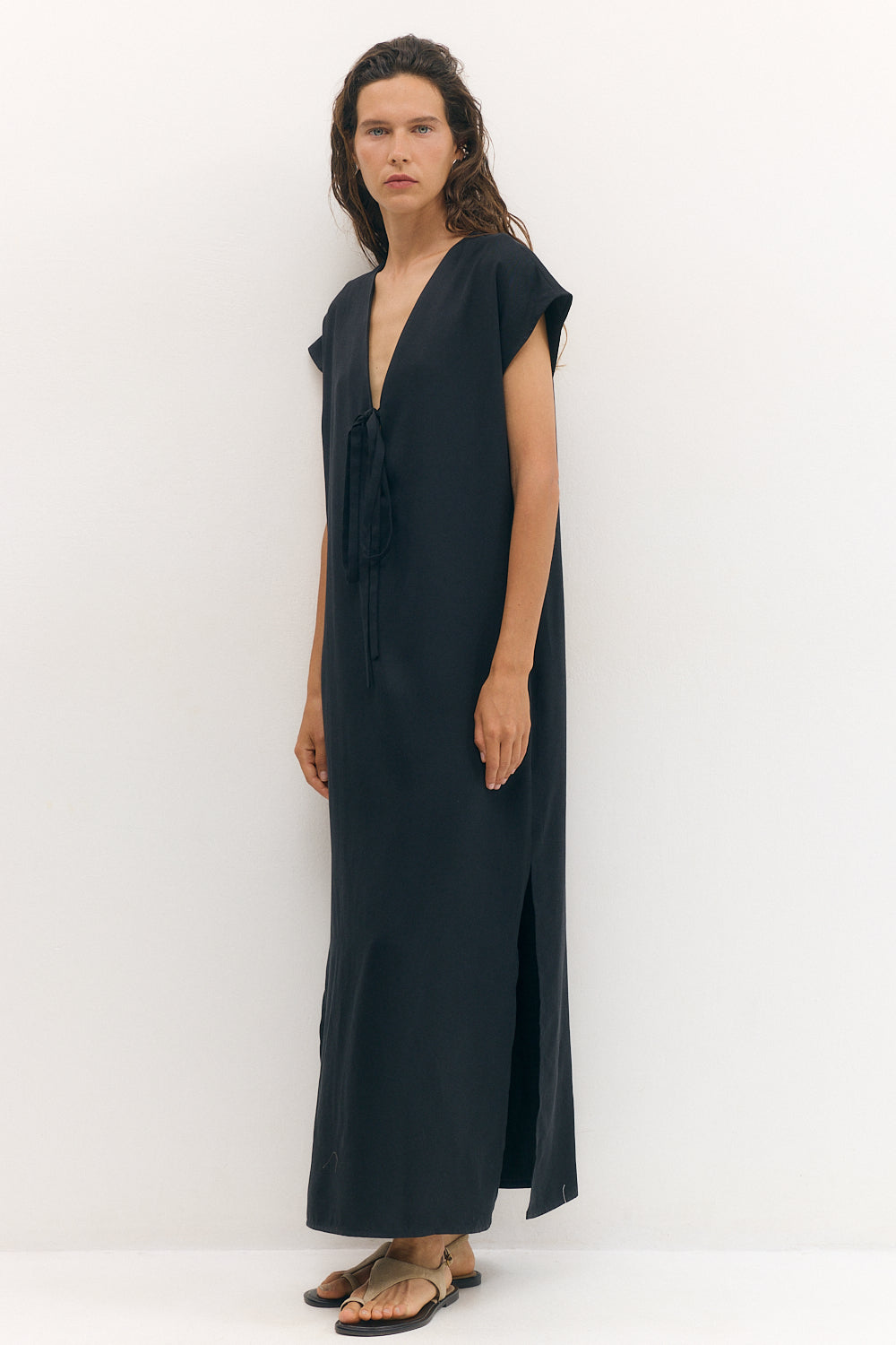 TIE V DRESS BLACK
