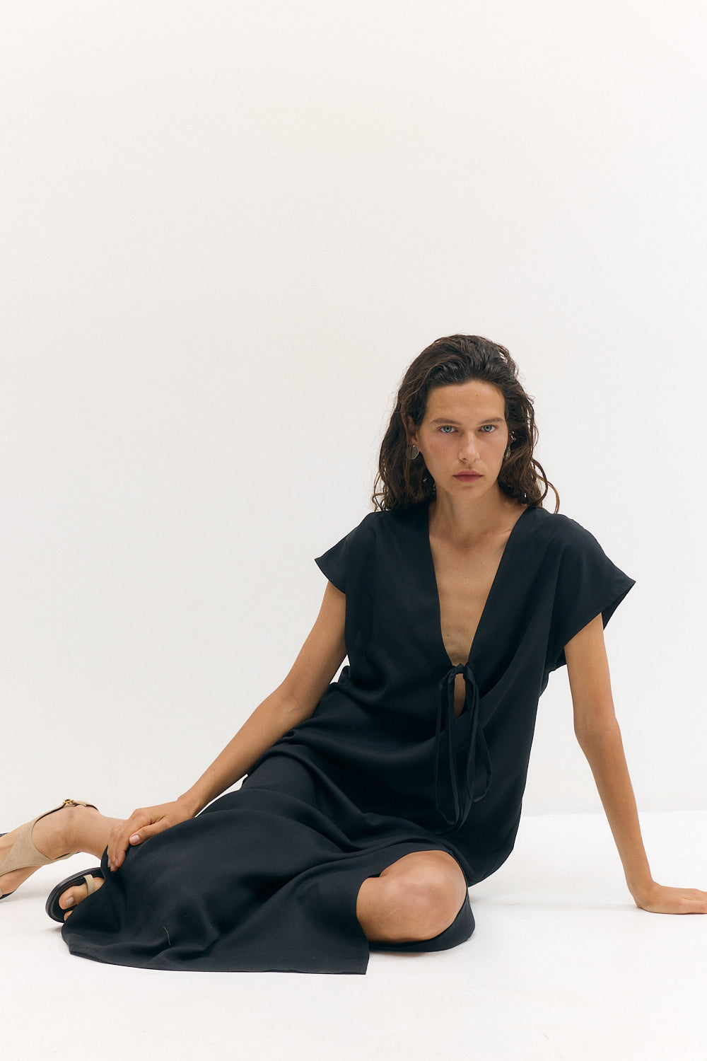TIE V DRESS BLACK
